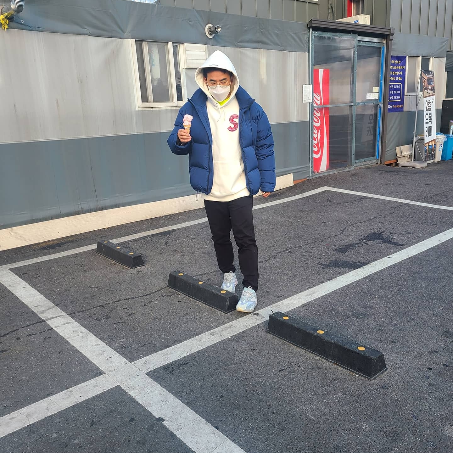 Adidas Yeezy Boost 700 Inertia, Supreme S Logo Hooded Sweatshirt White - 20FW 착용 스타일