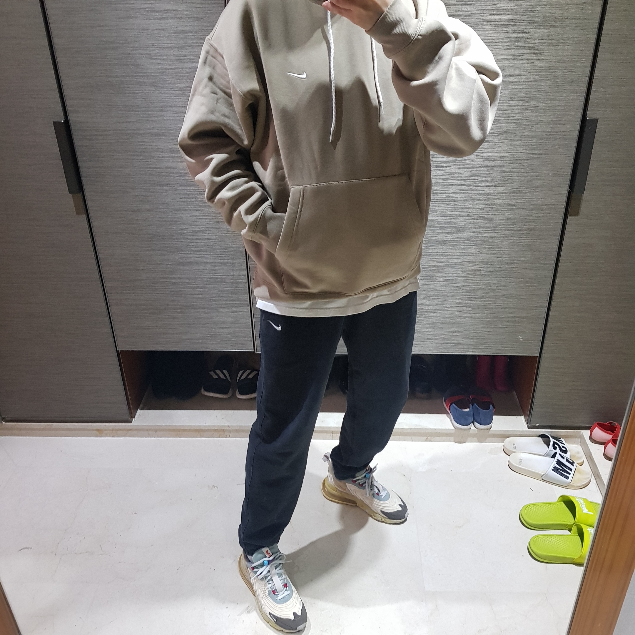 Nike M NRG Sweatpants Black, Nike NRG Solo Swoosh Fleece Hoodie Khaki - US/EU 착용 스타일 - 1
