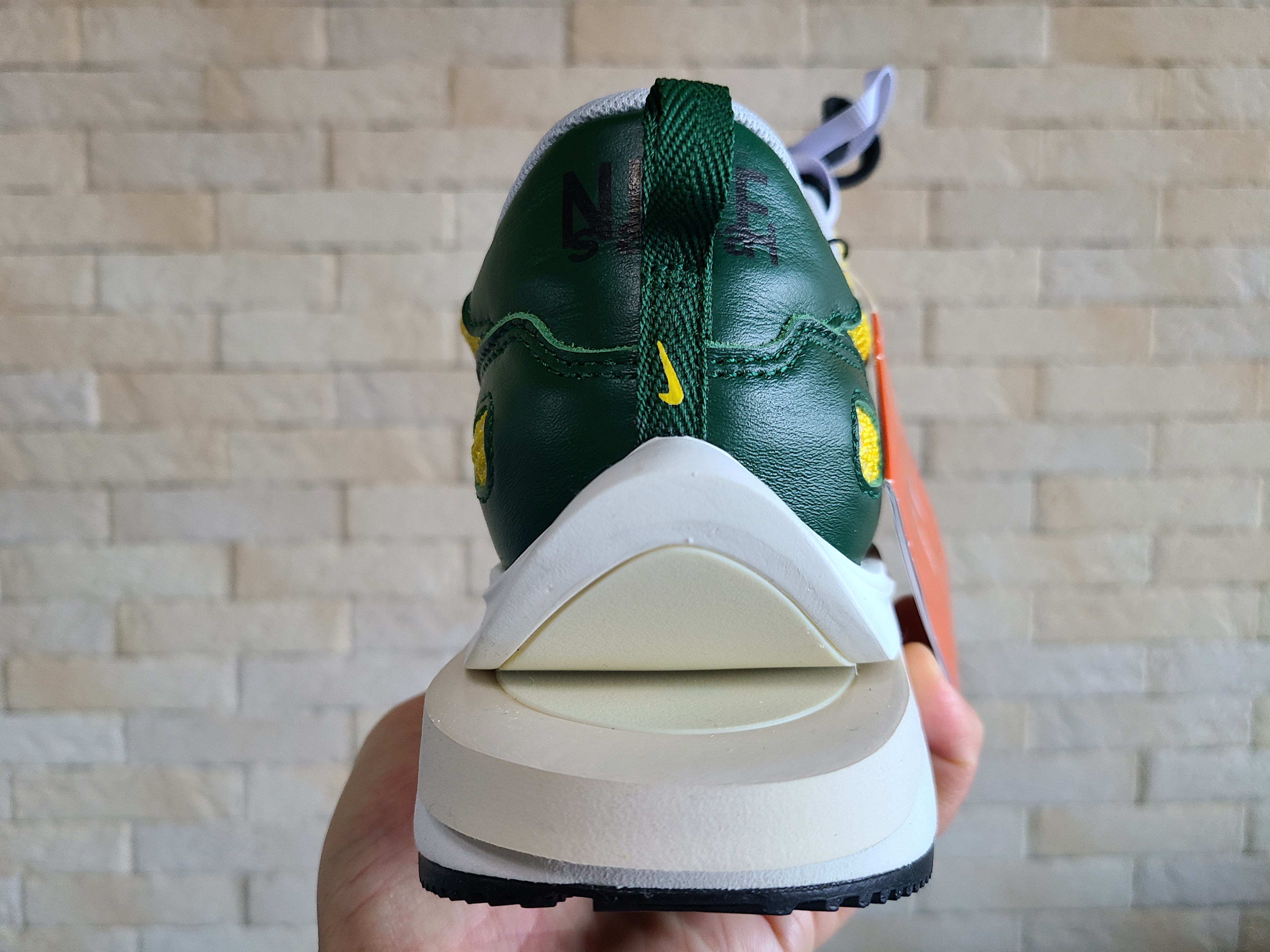 Nike x Sacai VaporWaffle Tour Yellow & Gorge Green Sail 착용 스타일 - 5