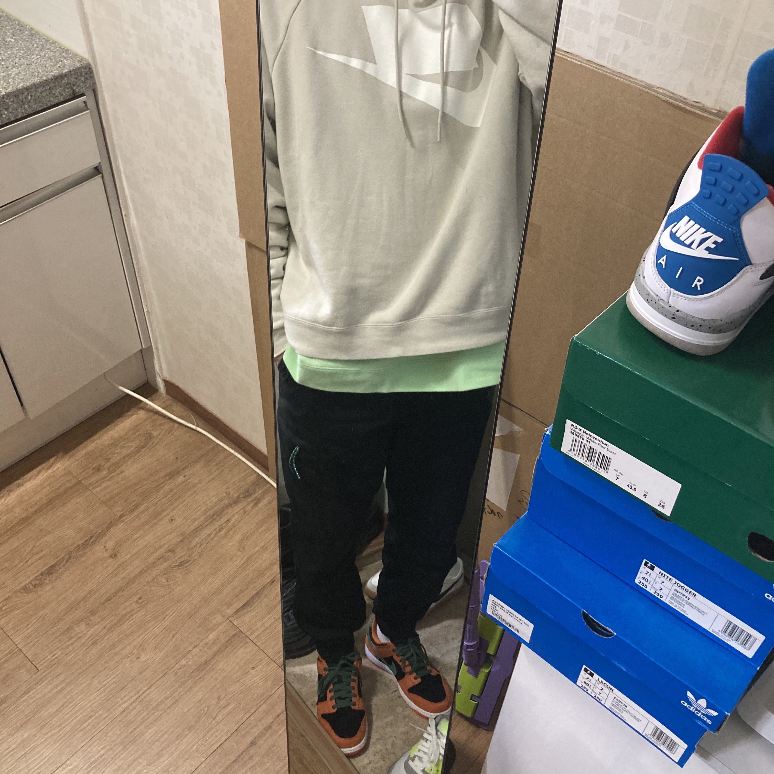Nike Dunk Low SP Ceramic, Jordan 4 Retro What The 4 착용 스타일