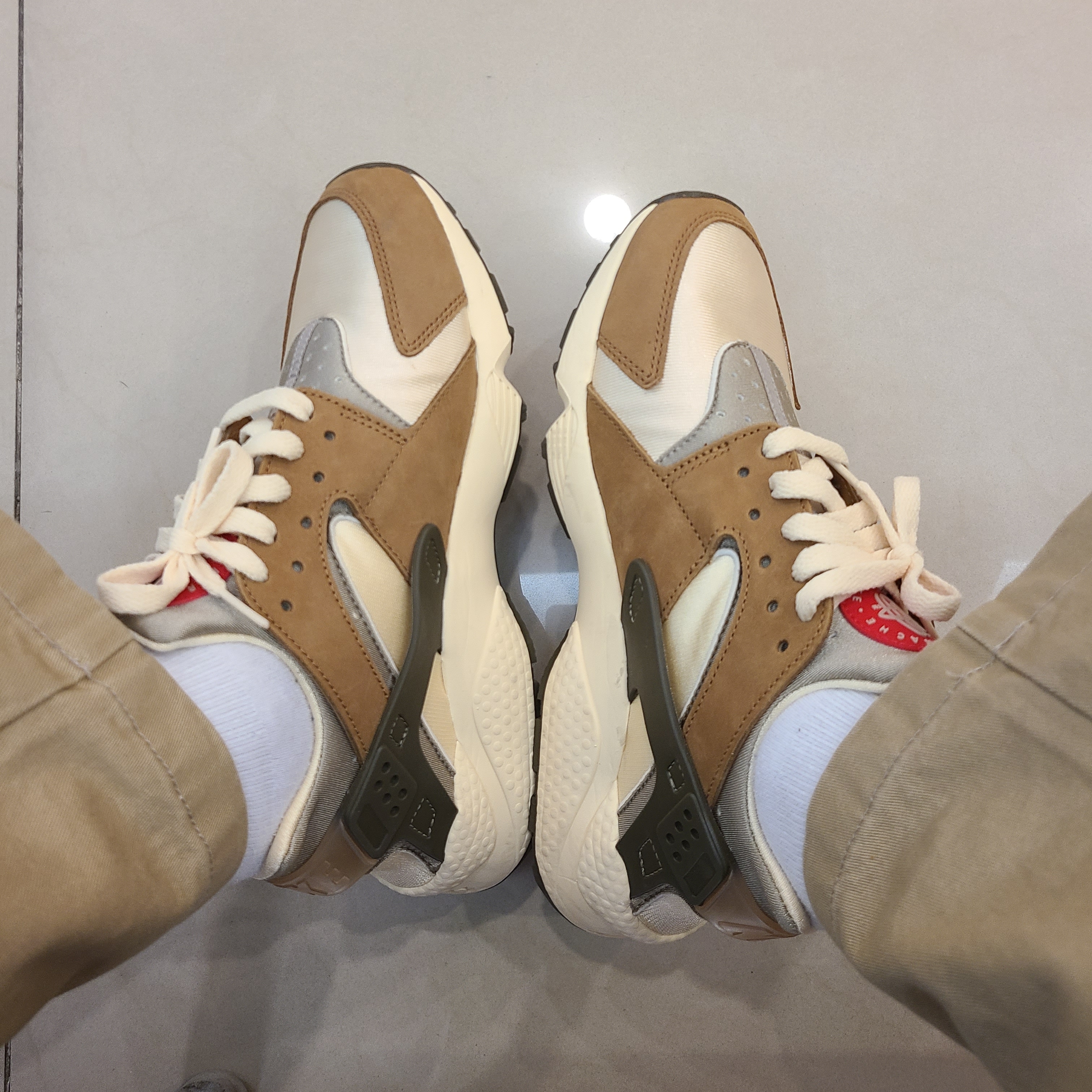 Nike x Stussy Air Huarache LE Desert Oak 착용 스타일