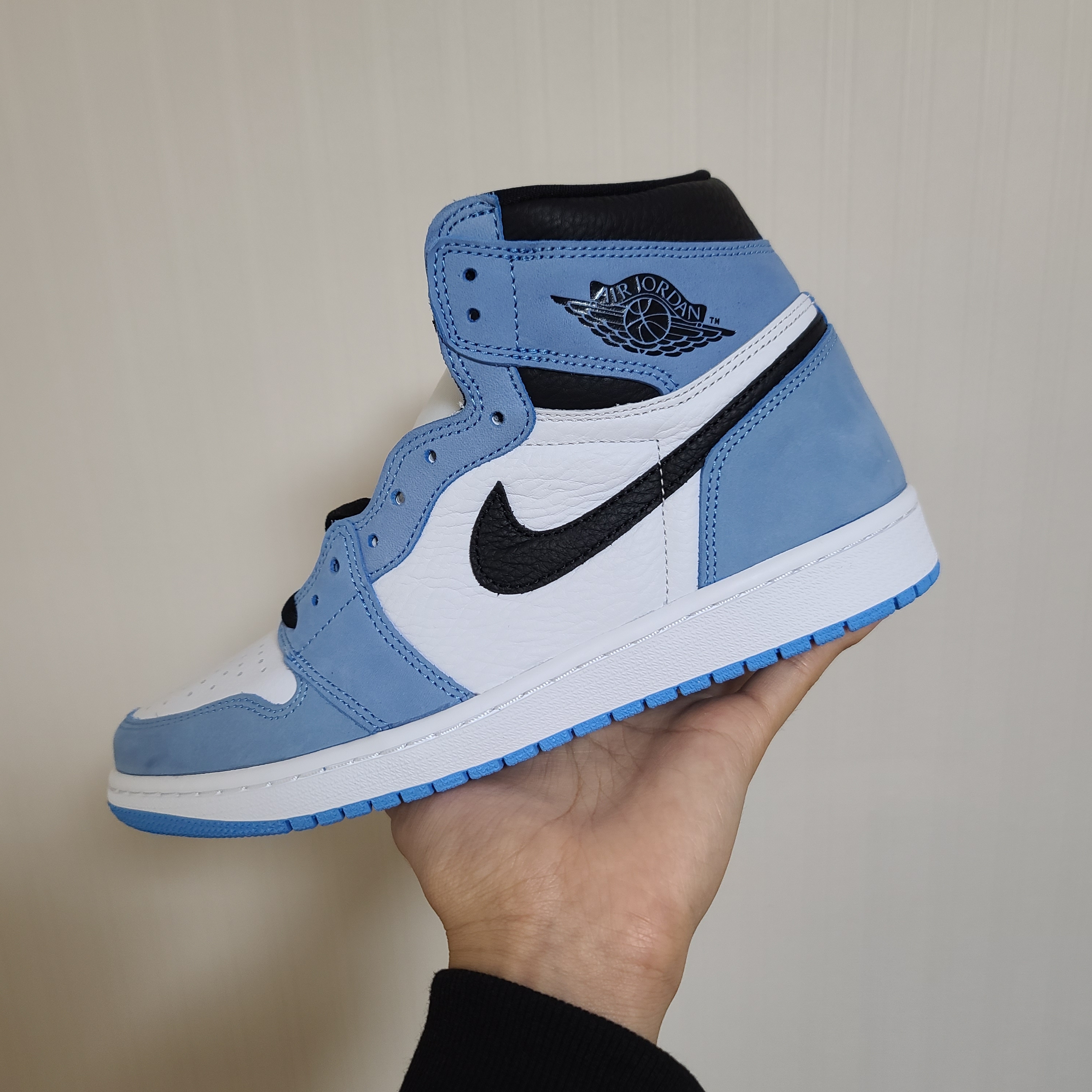 Jordan 1 Retro High OG University Blue 착용 스타일