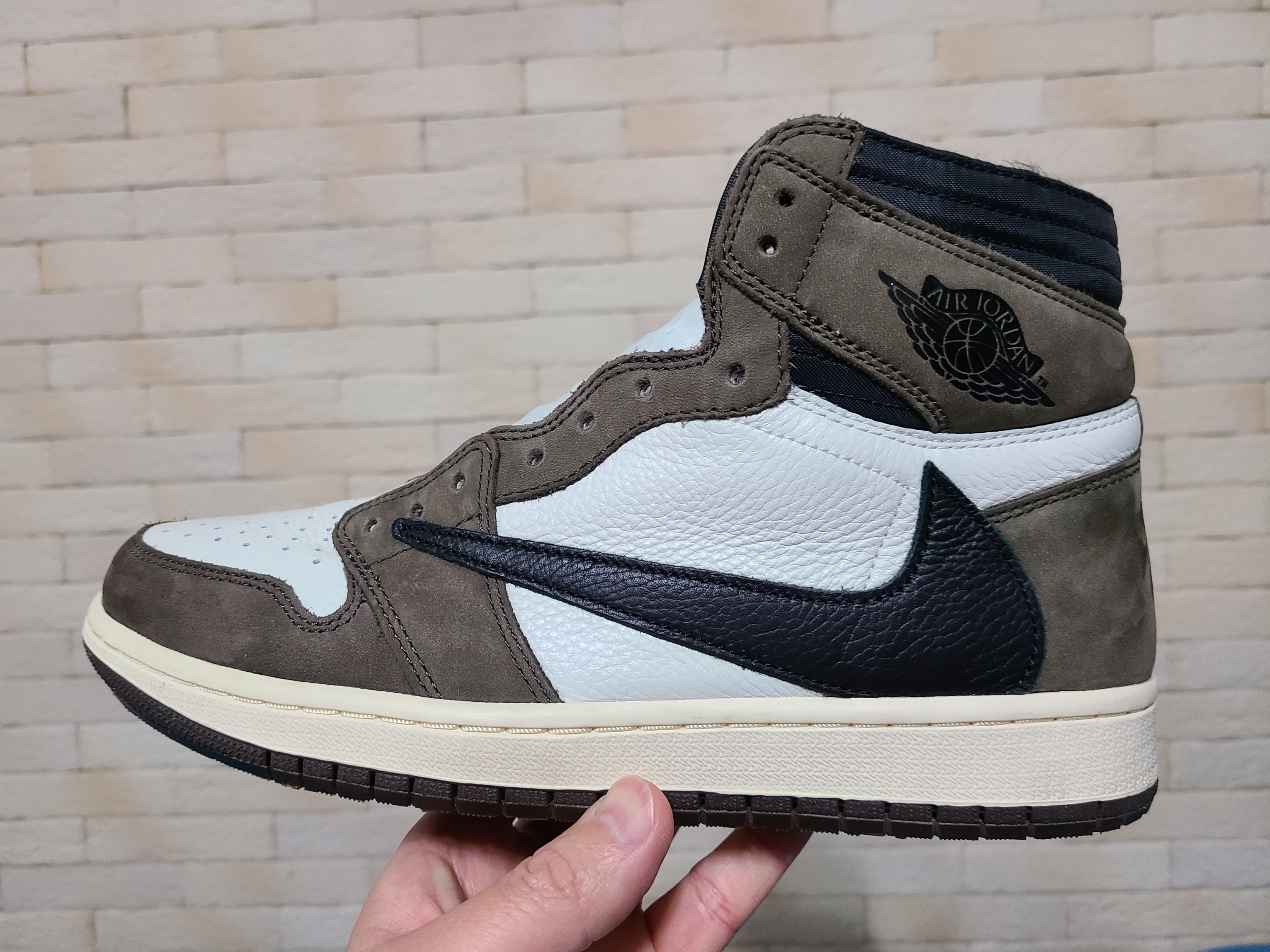 Nike x Sacai VaporWaffle String & Black Villain Red, Jordan 1 x Travis Scott Retro High OG SP Mocha 착용 스타일 - 2