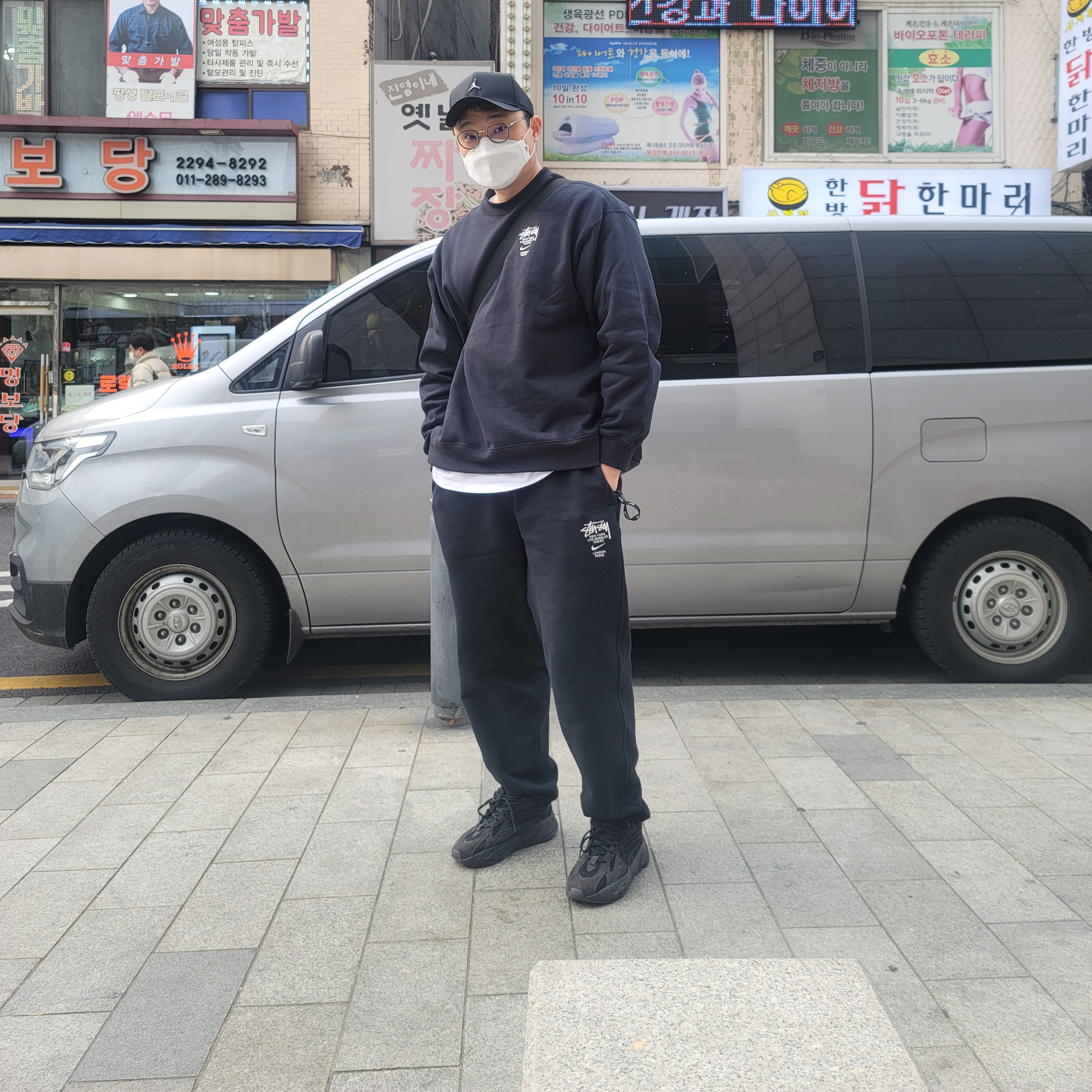 Adidas Yeezy Boost 700 V2 Vanta 2019, Nike x Stussy NRG ZR Fleece Crewneck Black - US/EU 착용 스타일