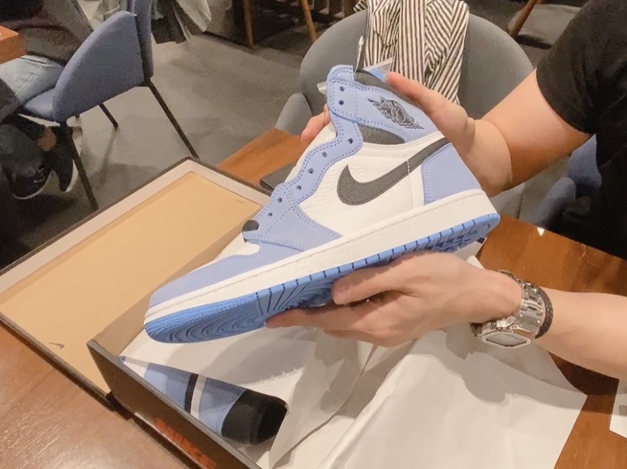 Jordan 1 Retro High OG University Blue 착용 스타일 - 2