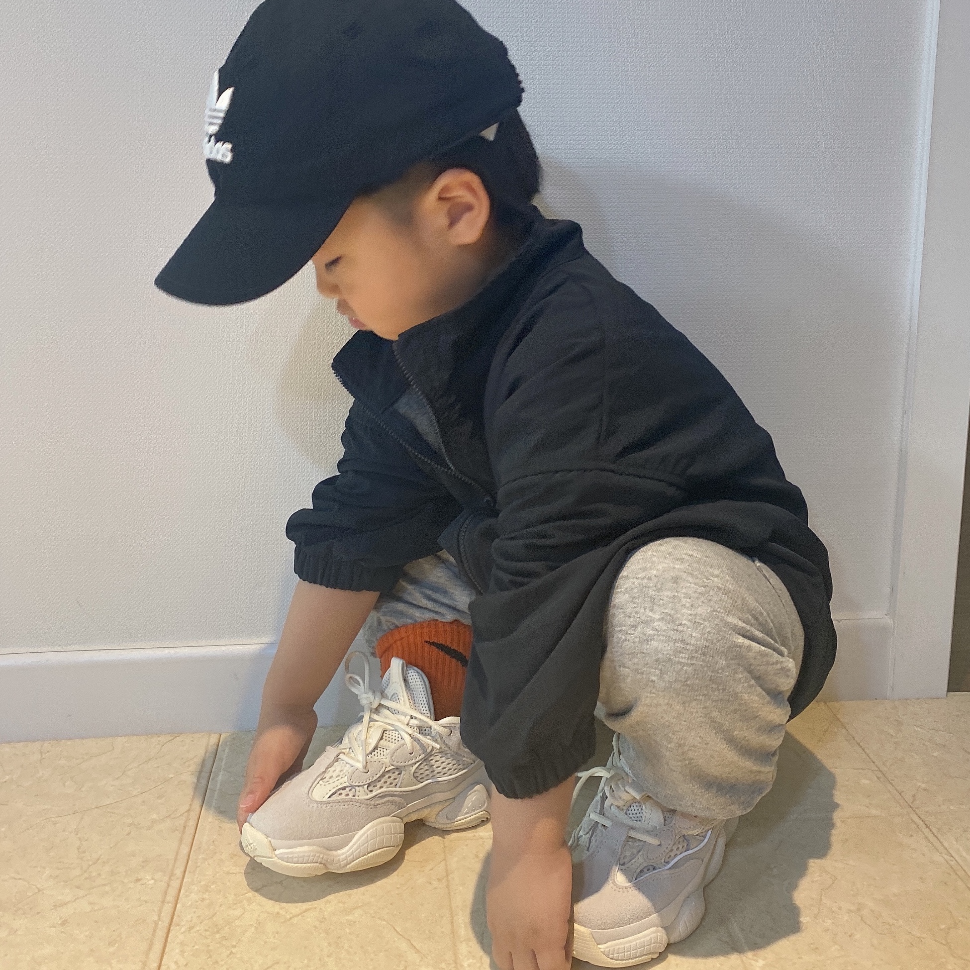 (Infant) Adidas Yeezy 500 Bone White 착용 스타일 - 4