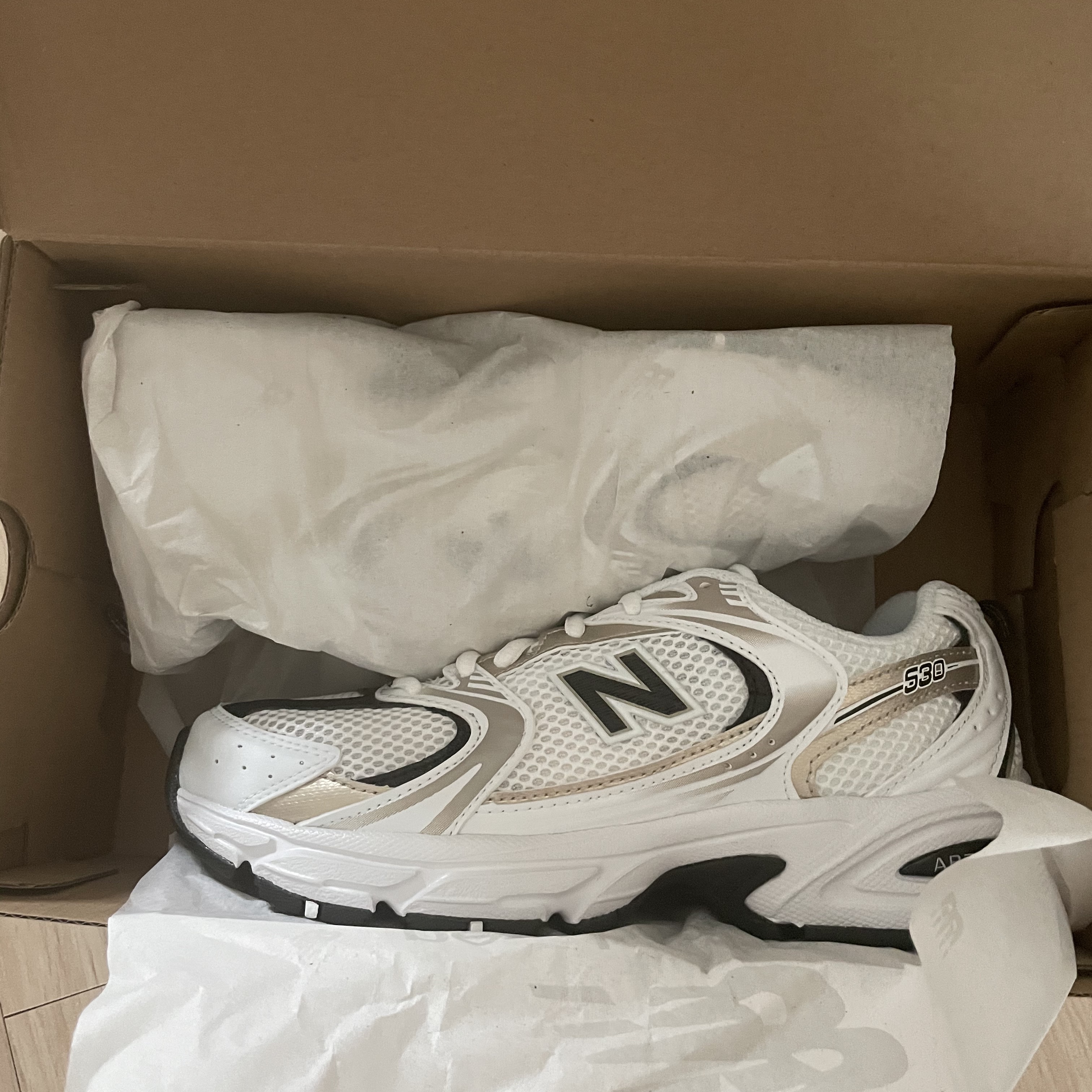 New Balance 530 Off White Gold 착용 스타일