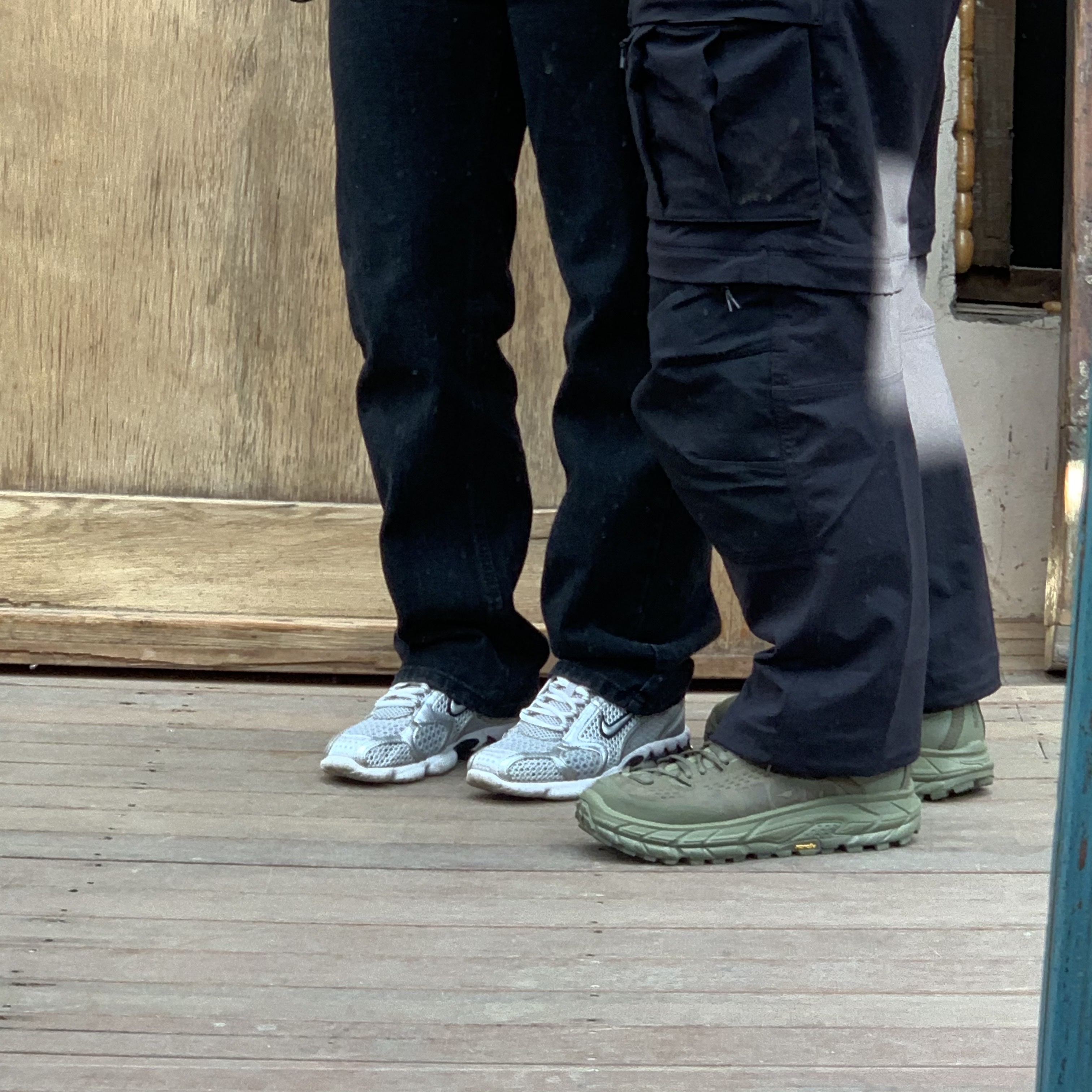 Hoka Tor Ultra Hi 2 WP Burnt Olive, (W) Nike Air Zoom Spiridon Cage 2 Metallic Silver 착용 스타일