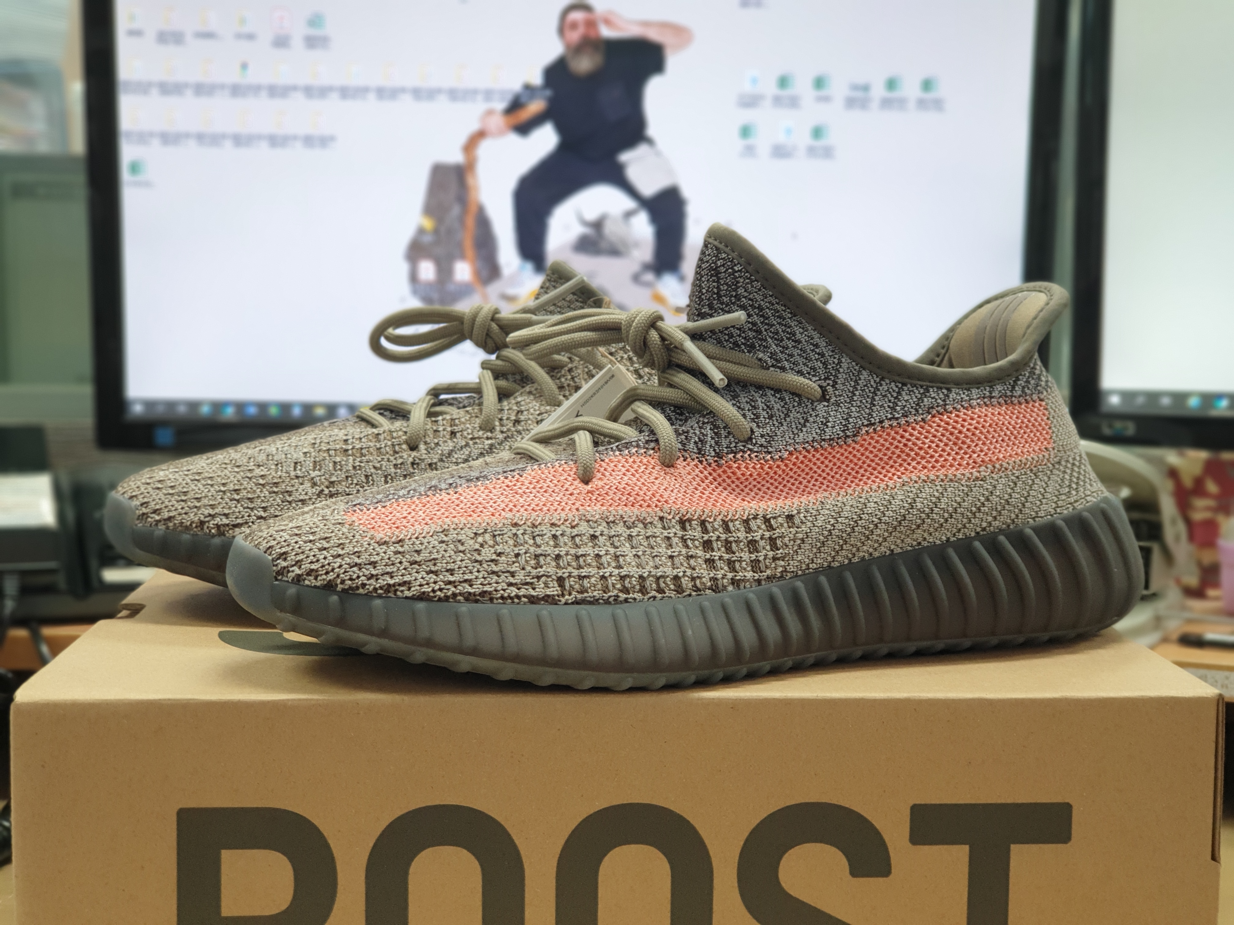 Adidas Yeezy Boost 350 V2 Ash Stone 착용 스타일