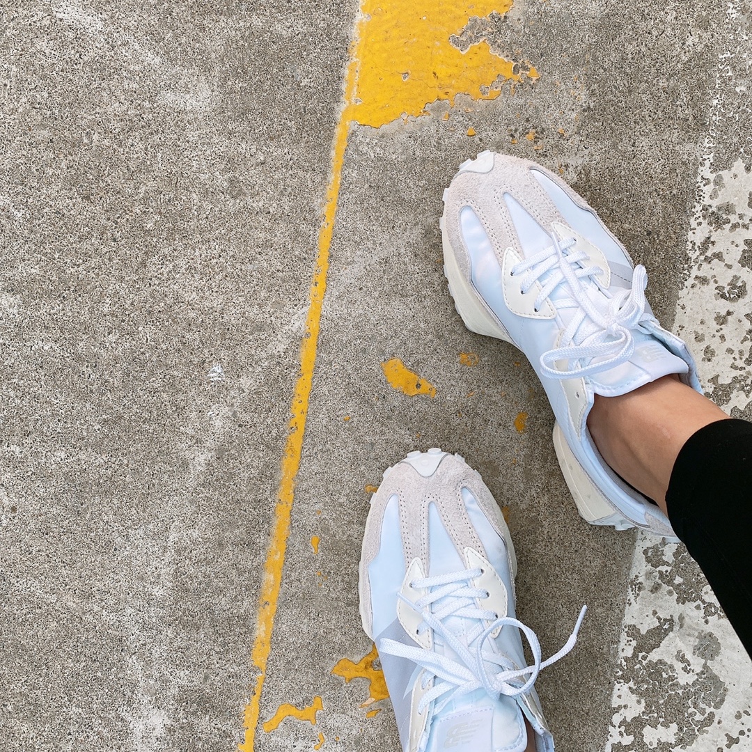 (W) New Balance 327 White Moonbeam 착용 스타일