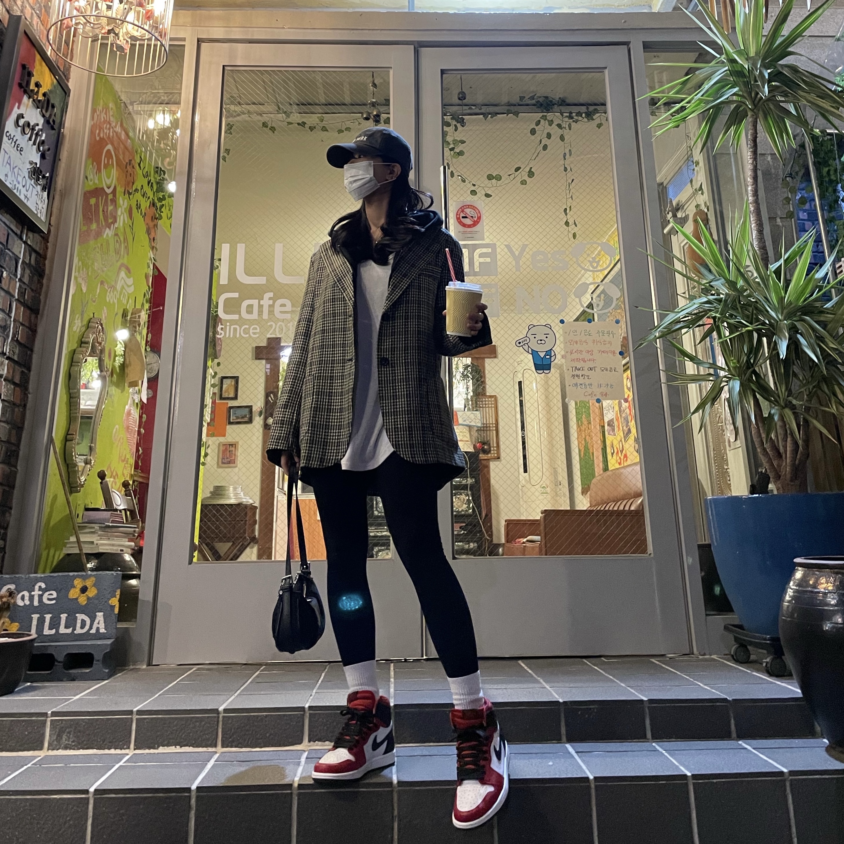 (W) Jordan 1 Retro High Satin Red 착용 스타일 - 1
