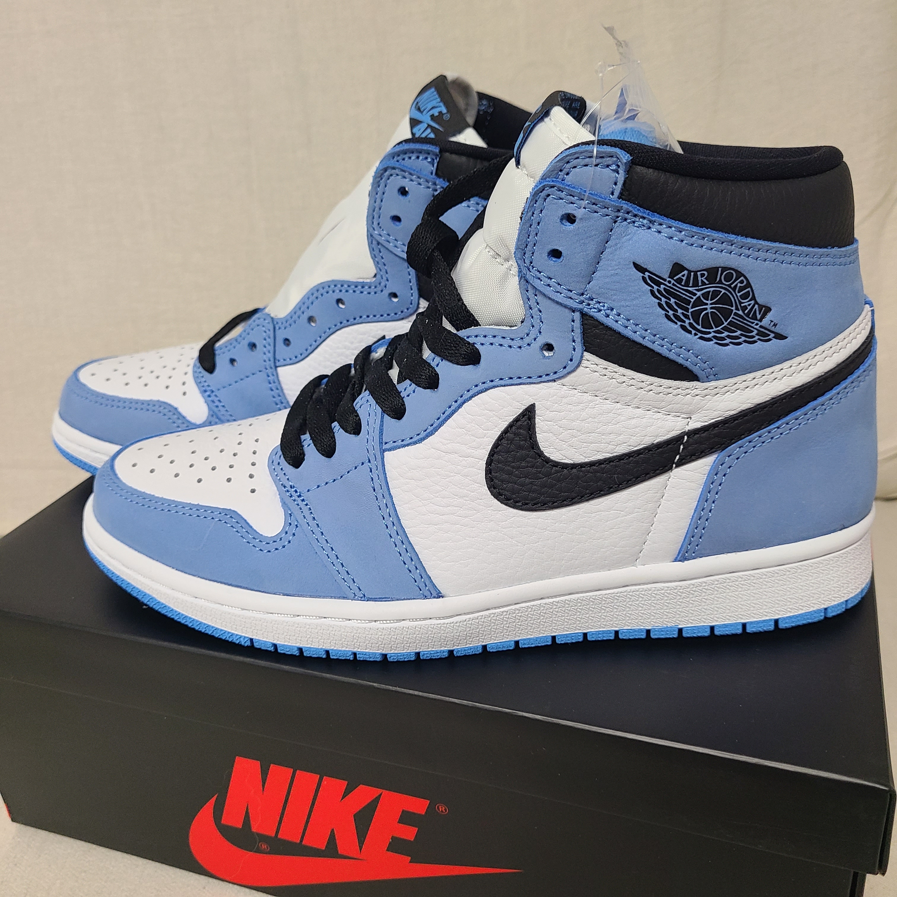 Jordan 1 Retro High OG University Blue 착용 스타일 - 1