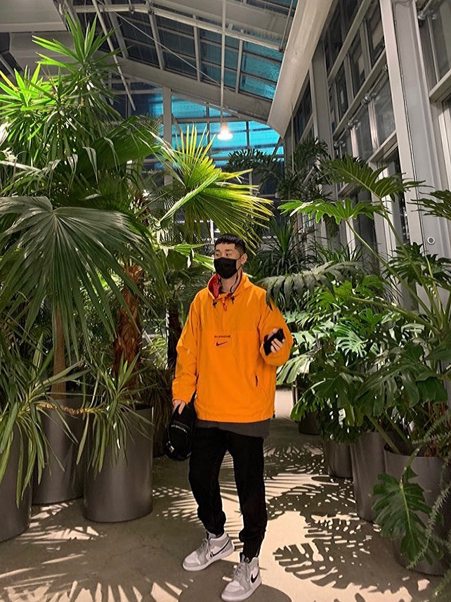 Jordan 1 Mid Light Smoke Grey, Supreme x Nike Jewel Reversible Ripstop Anorak Orange - 20FW 착용 스타일 - 1