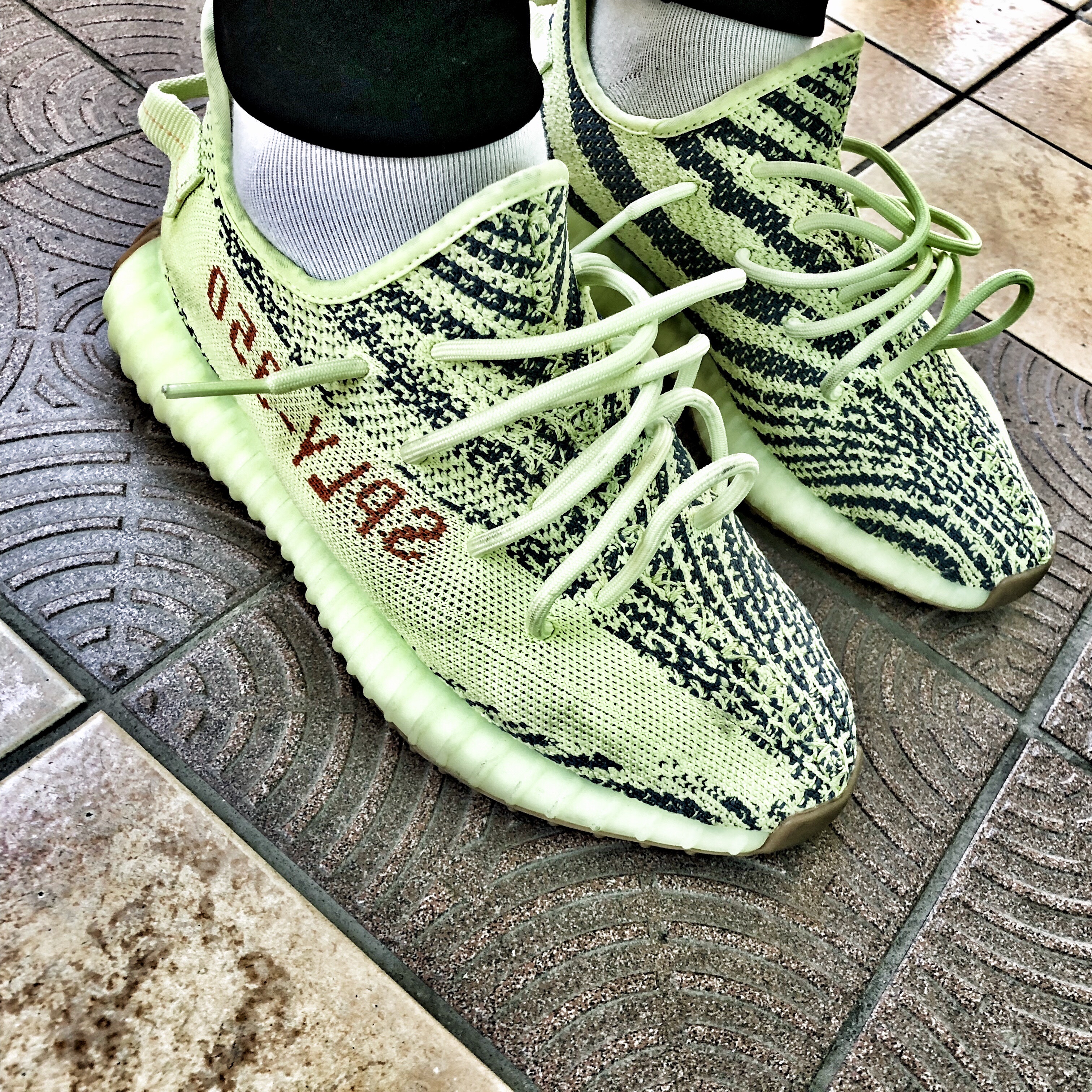 Adidas Yeezy Boost 350 V2 Semi Frozen Yellow 착용 스타일