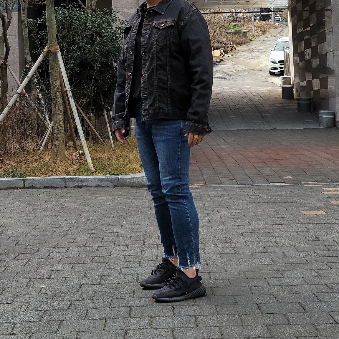 Adidas Yeezy Boost 350 V2 Black - Non-Reflective 착용 스타일