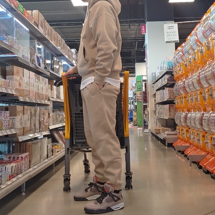 Jordan 4 Retro Taupe Haze, Nike NRG Solo Swoosh Fleece Pants Khaki - Asia 착용 스타일