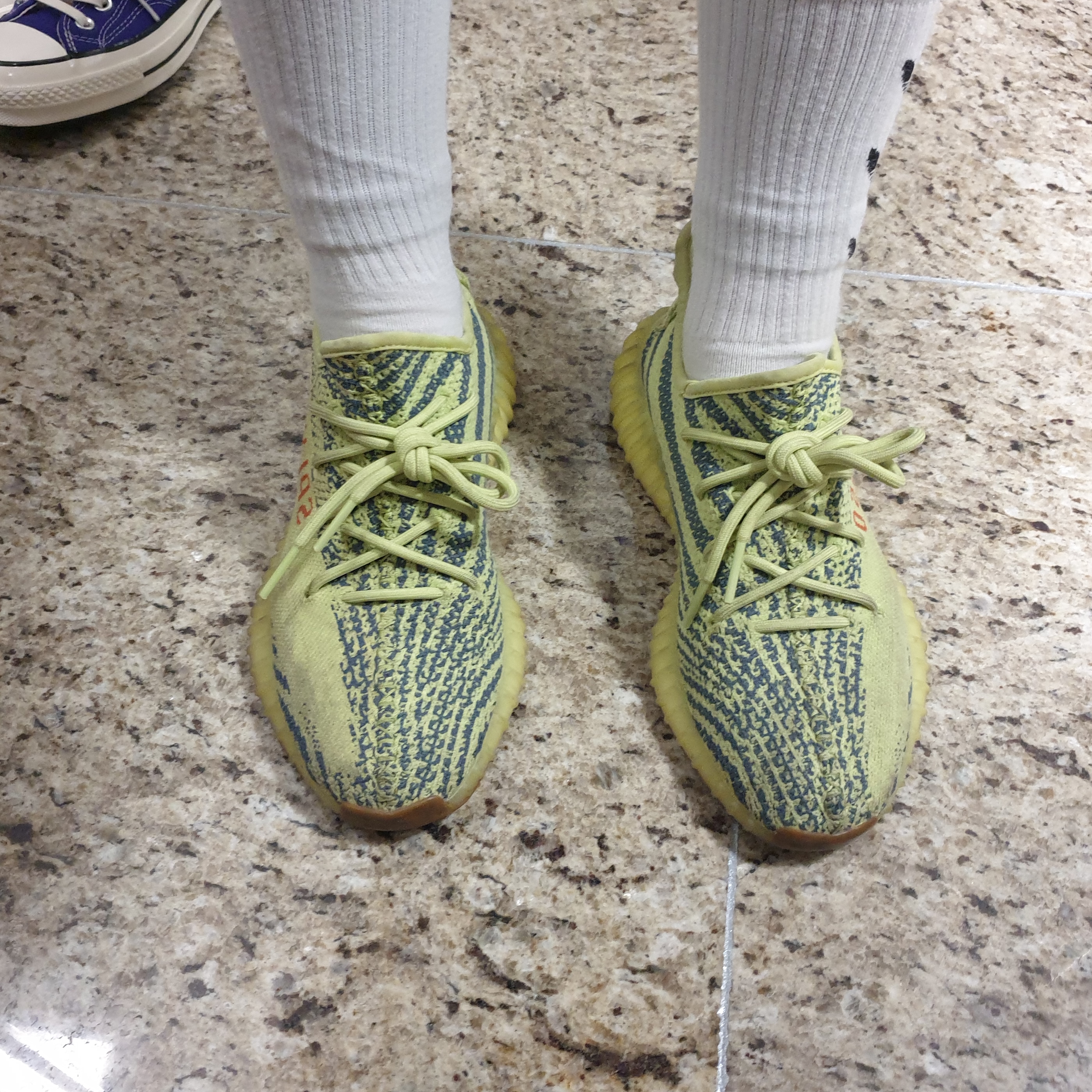 Adidas Yeezy Boost 350 V2 Semi Frozen Yellow 착용 스타일 - 2