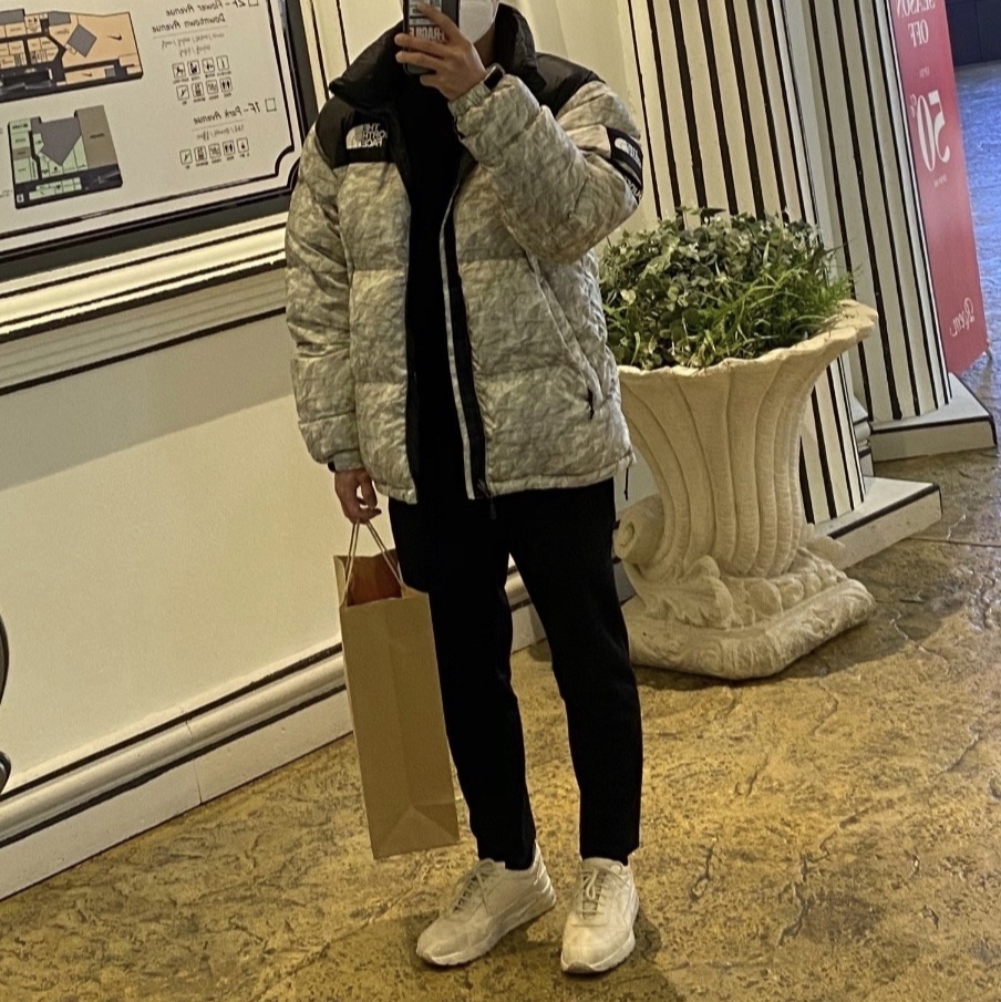 Supreme x The North Face Paper Print Nuptse Jacket - 19FW 착용 스타일