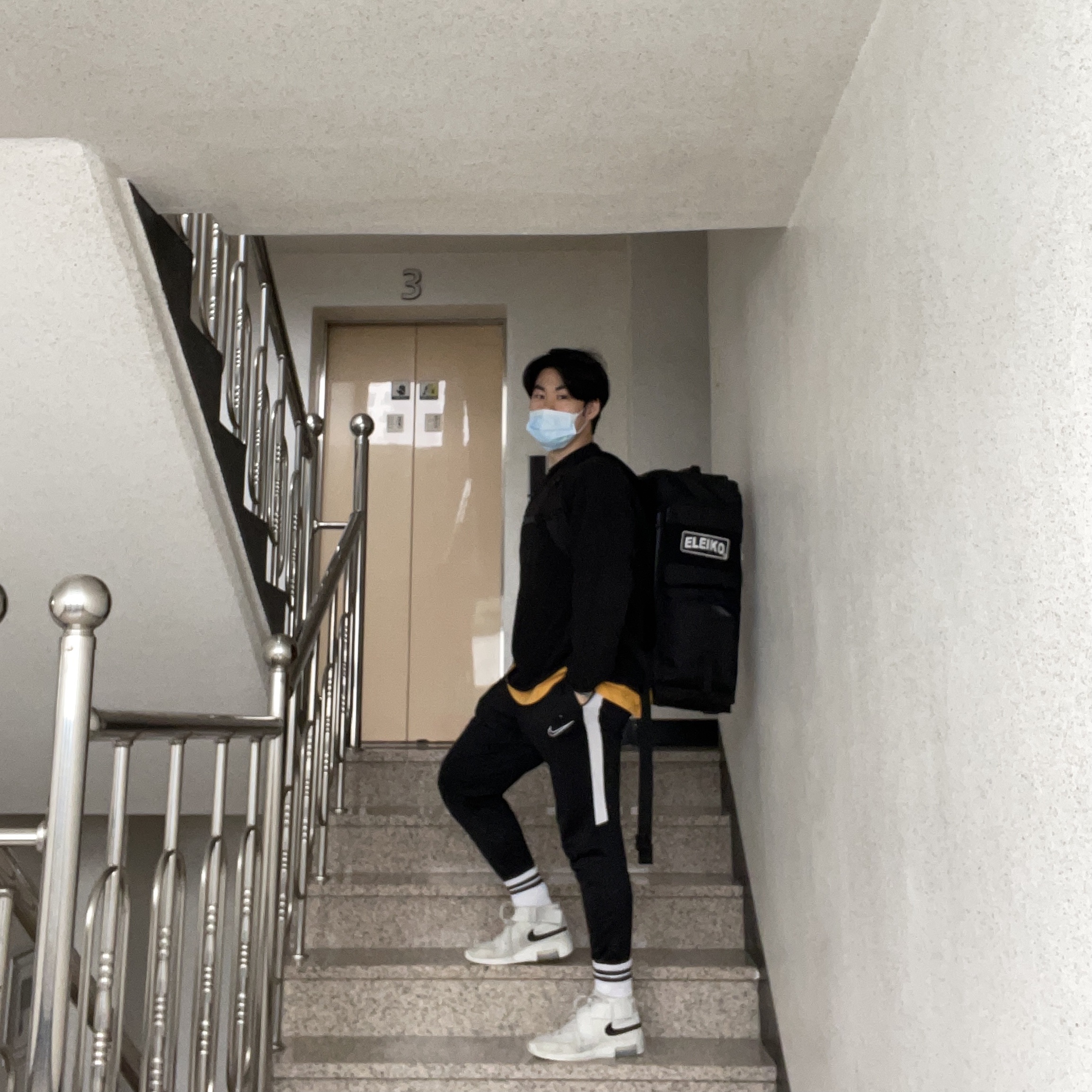 Nike x Fear of God Air Fear of God Raid Light Bone 착용 스타일