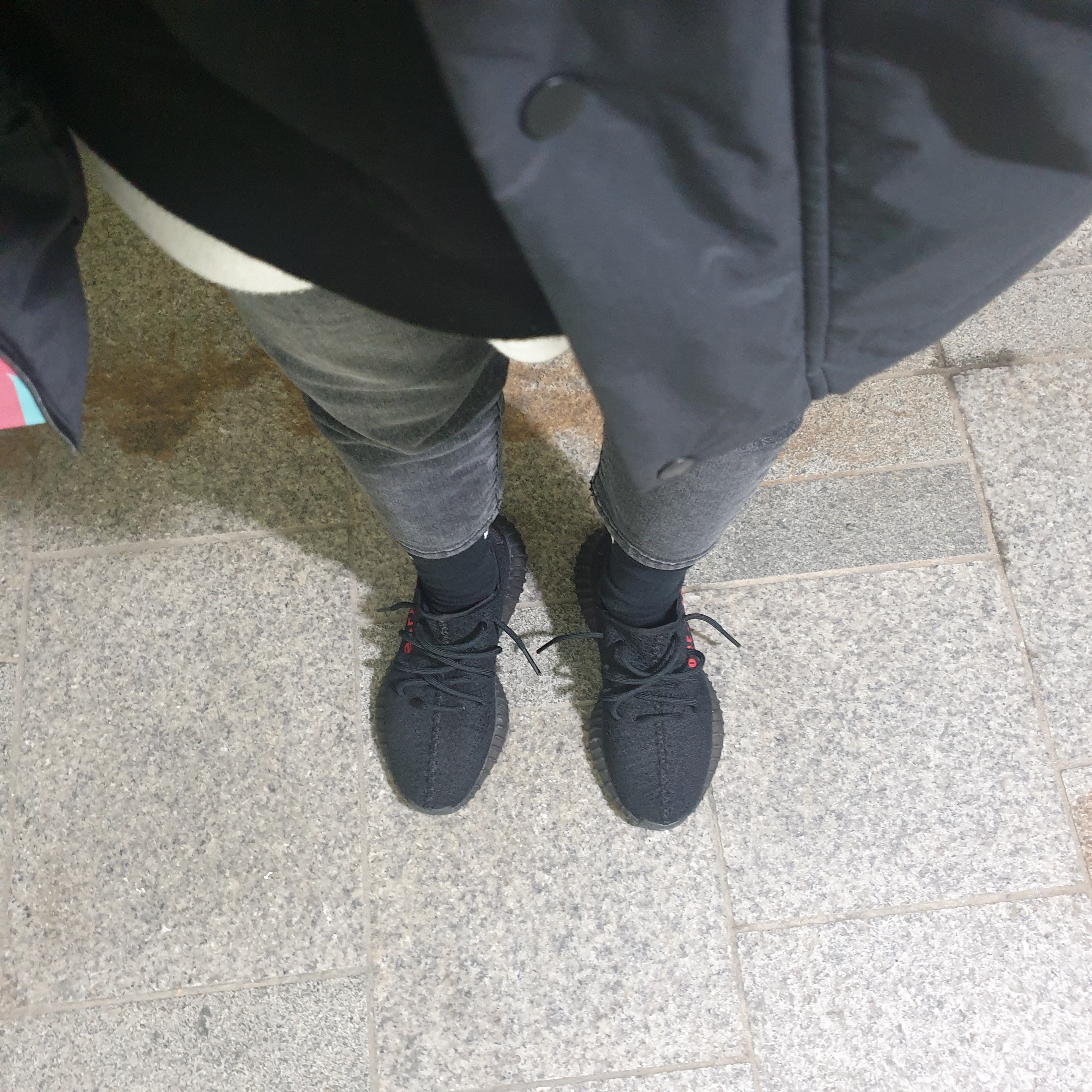 Adidas Yeezy Boost 350 V2 Black Red 2020 착용 스타일 - 1