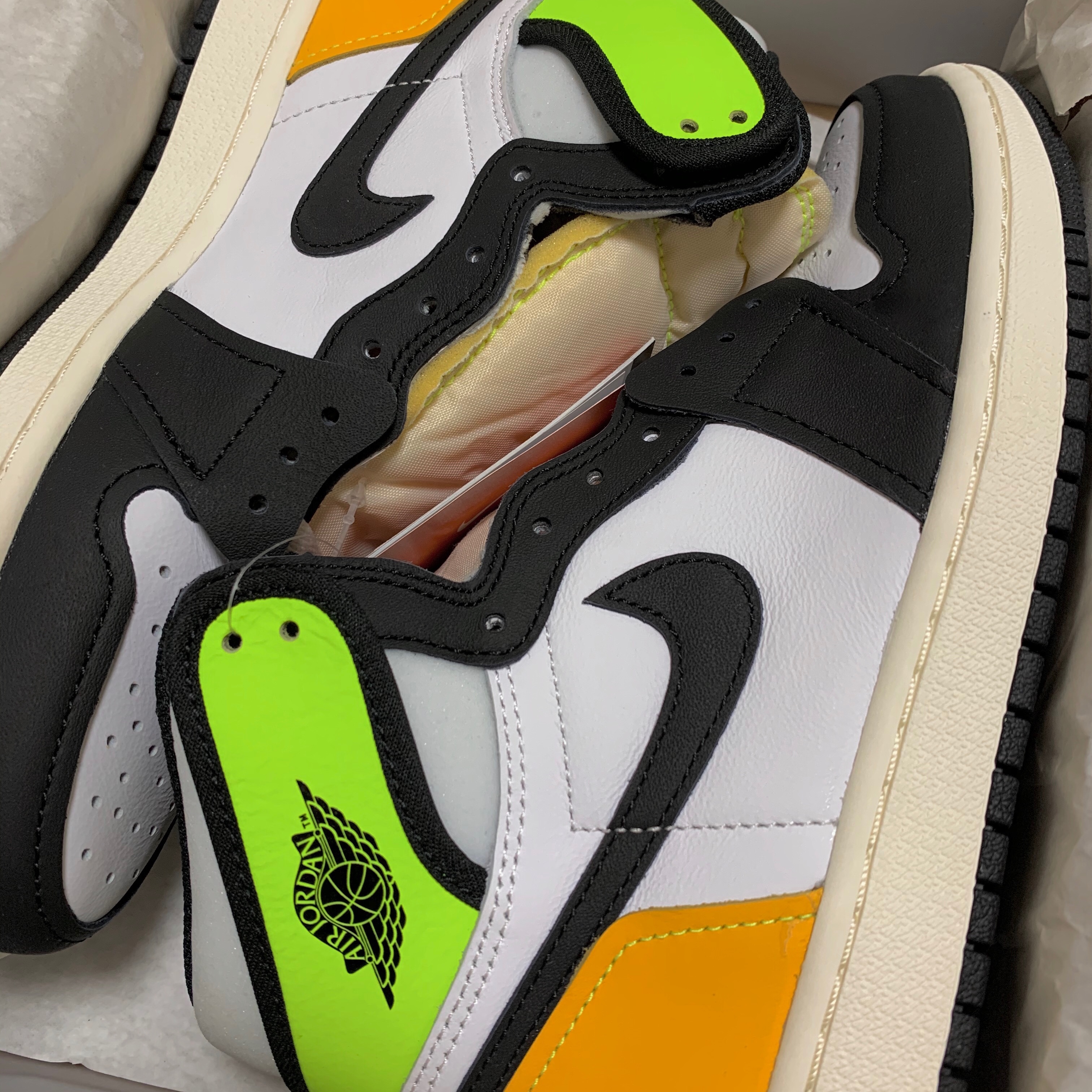 Jordan 1 Retro High OG Volt Gold 착용 스타일 - 2
