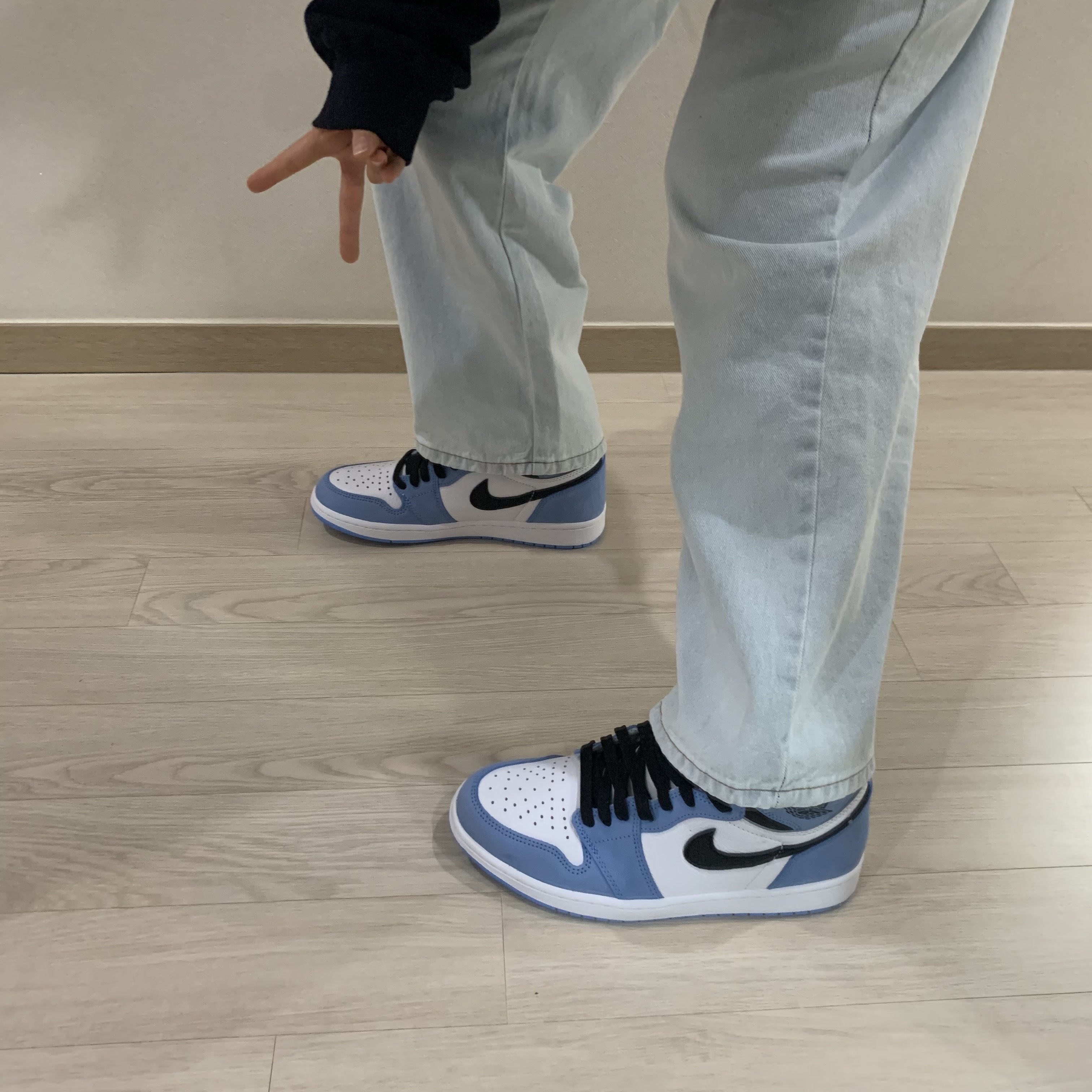 Jordan 1 Retro High OG University Blue 착용 스타일 - 2