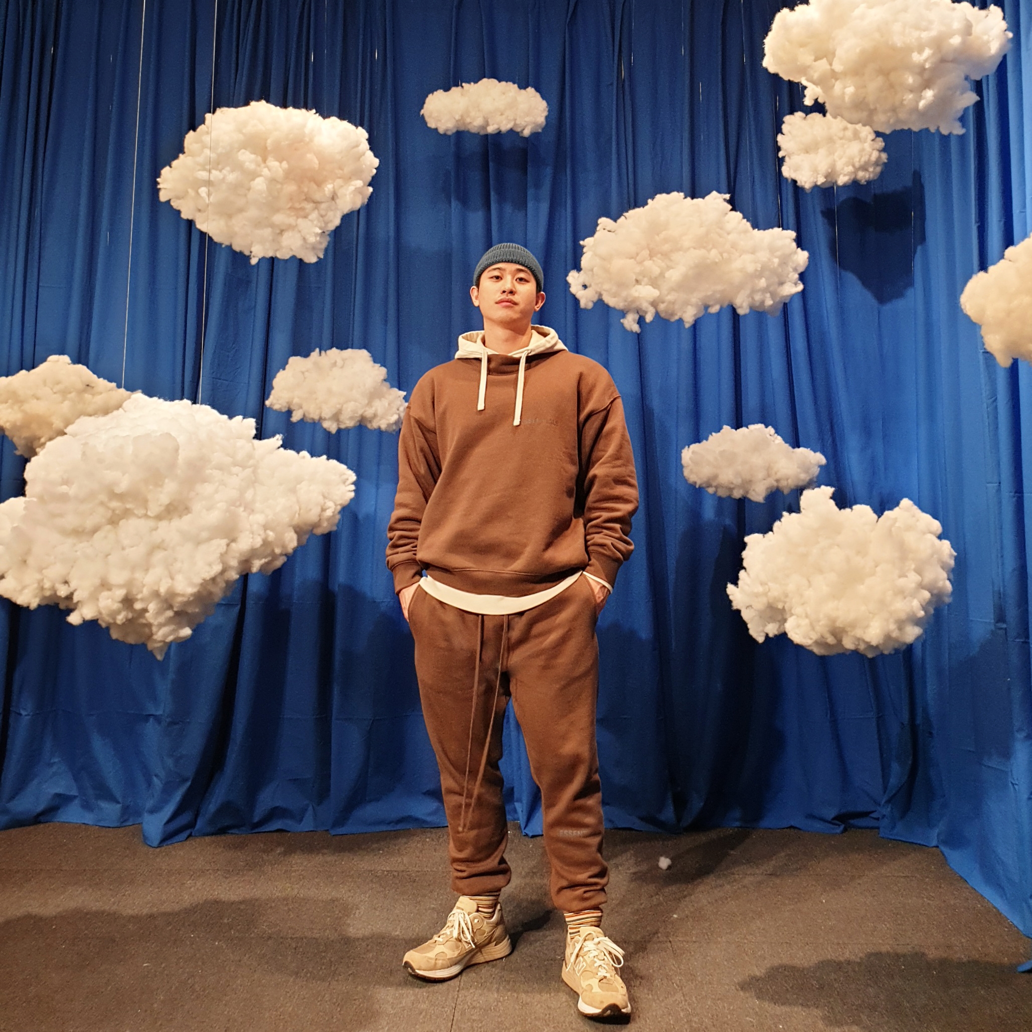Essentials Fleece Lounge Pants Brown/Rain Drum - Ssense Exclusive, Essentials Logo Hoodie Brown/Rain Drum - Ssense Exclusive 착용 스타일 - 2
