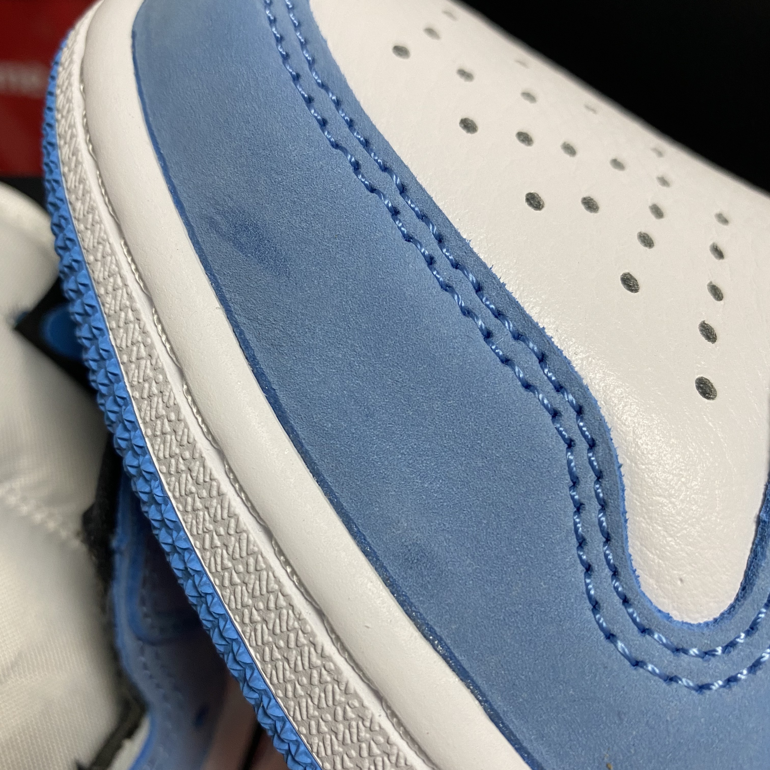 Jordan 1 Retro High OG University Blue 착용 스타일 - 2