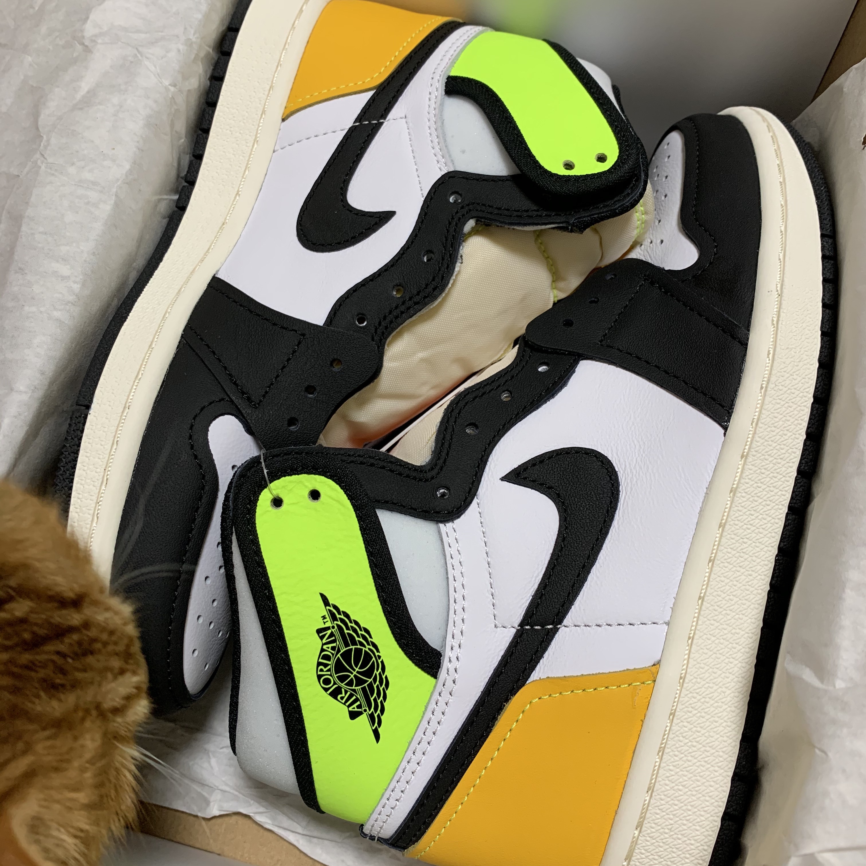 Jordan 1 Retro High OG Volt Gold 착용 스타일 - 1