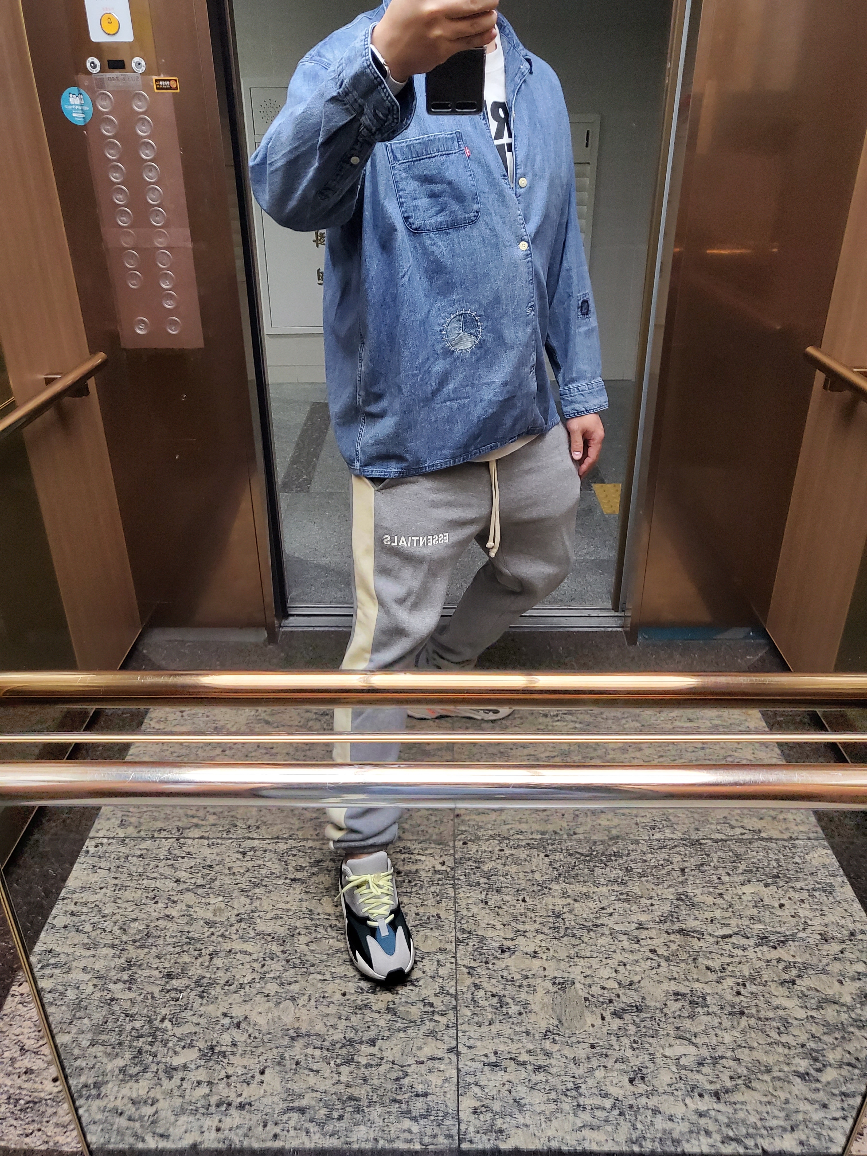 Adidas Yeezy Boost 700 Wave Runner Solid Grey 2017/2019, Nike x Stussy Increase The Peace T-Shirt - US/EU 착용 스타일