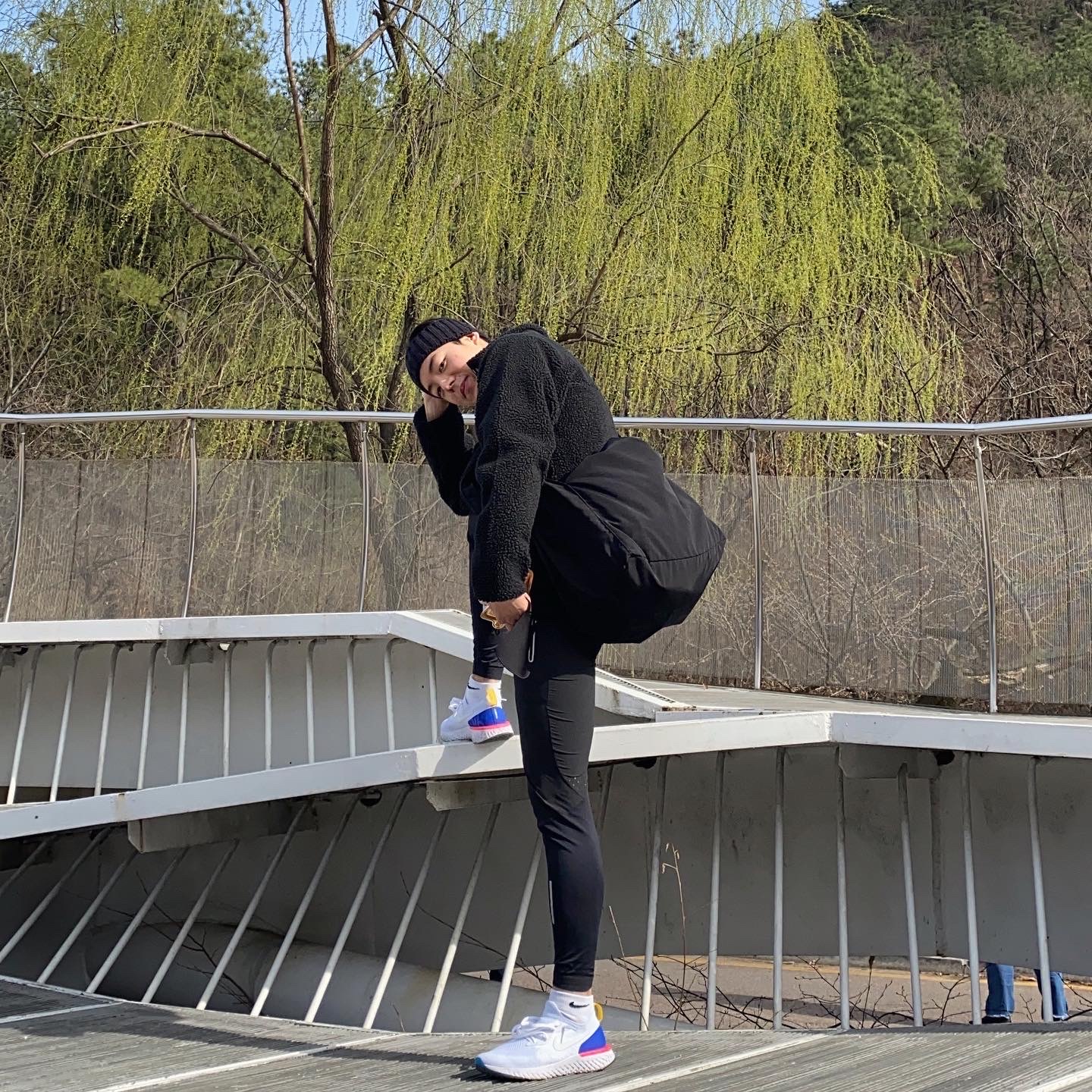 Nike Epic React Flyknit White Racer Blue Pink Blast 착용 스타일