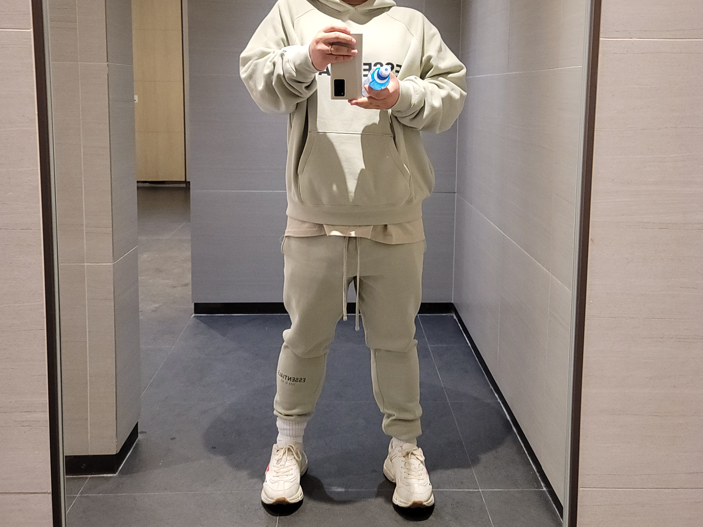Essentials 3D Silicon Applique Pullover Hoodie Alfafa Sage - 20FW, Essentials Sweatpants Alfafa Sage - 20FW 착용 스타일