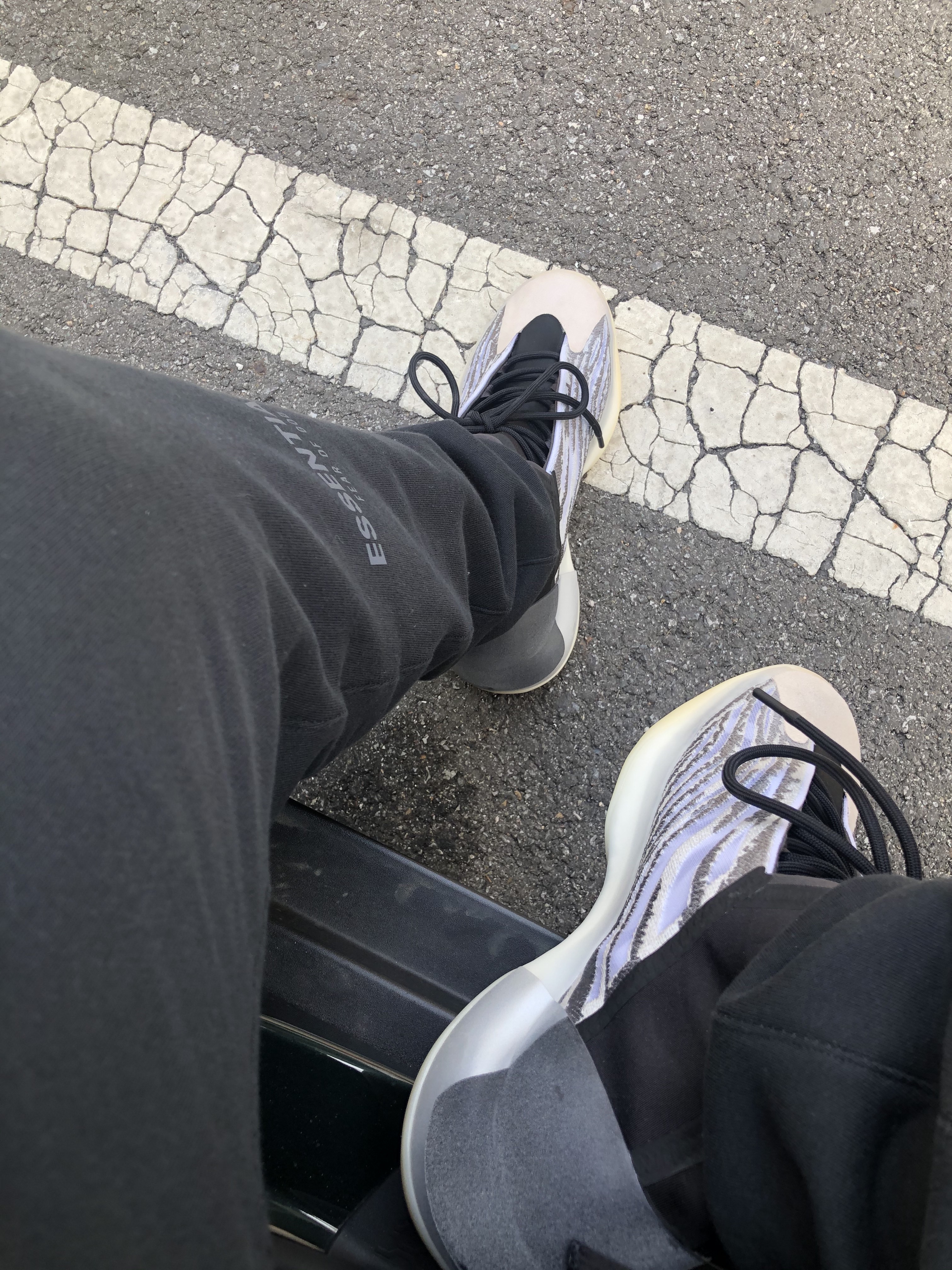 Essentials 3D Silicon Applique Pullover Hoodie Dark Slate/Black 2020, Essentials Sweatpants Dark Slate/Black 2020 착용 스타일 - 1