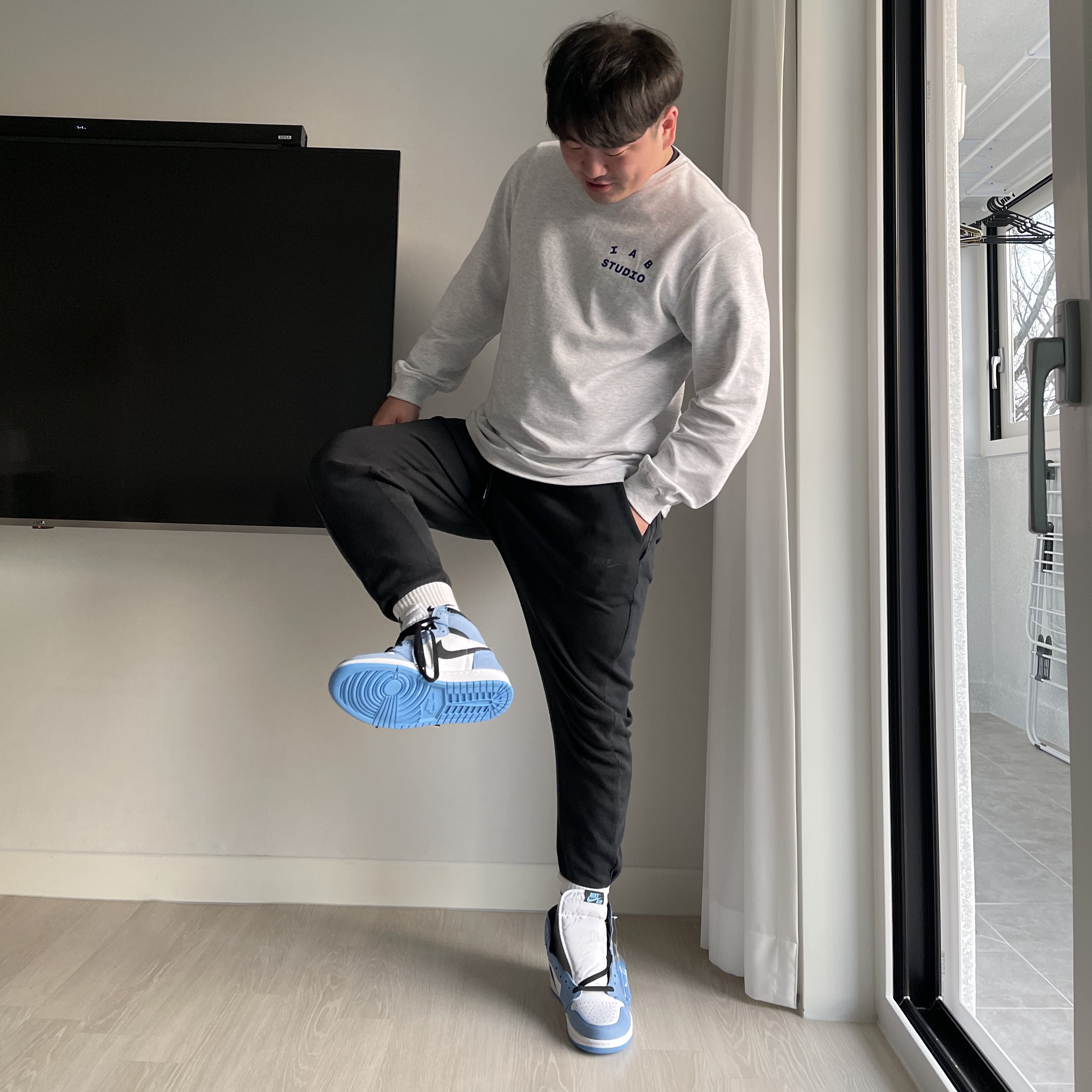 Jordan 1 Retro High OG University Blue, IAB Studio Long Sleeve Light Gray 착용 스타일