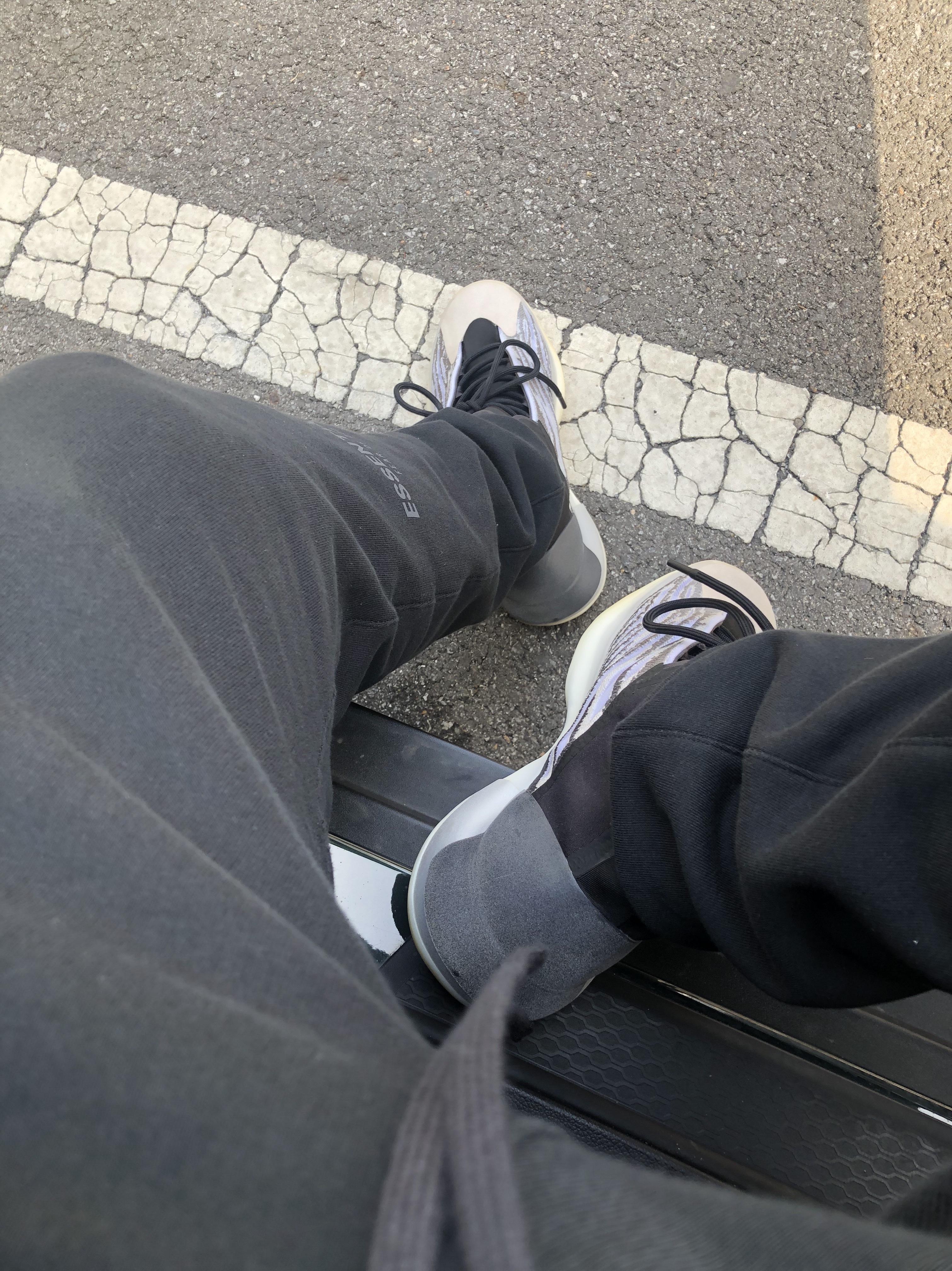 Essentials 3D Silicon Applique Pullover Hoodie Dark Slate/Black 2020, Essentials Sweatpants Dark Slate/Black 2020 착용 스타일 - 2