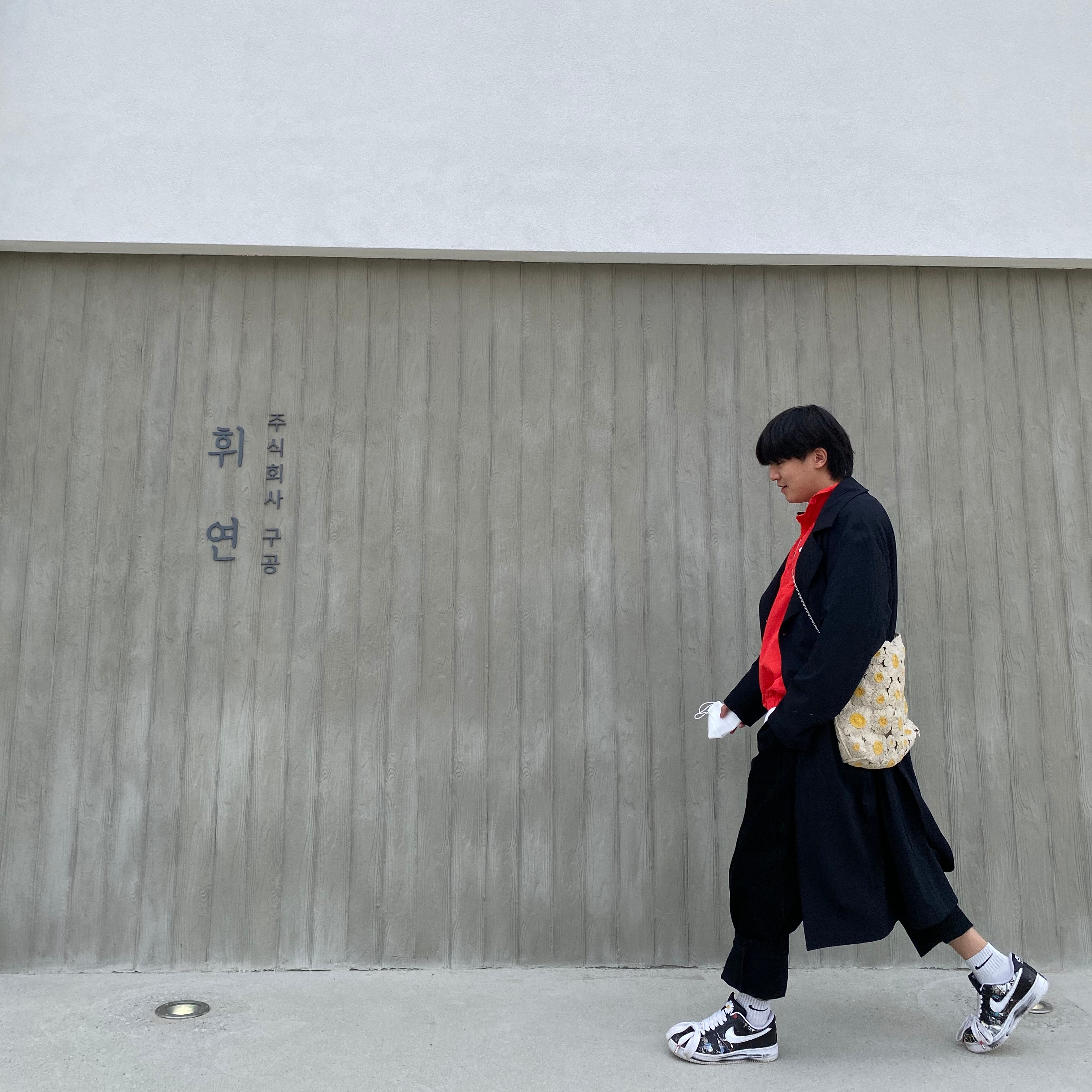 Nike x Peaceminusone Air Force 1 Low Para-Noise, Nike x Stussy Windrunner Jacket Habanero Red 착용 스타일 - 1