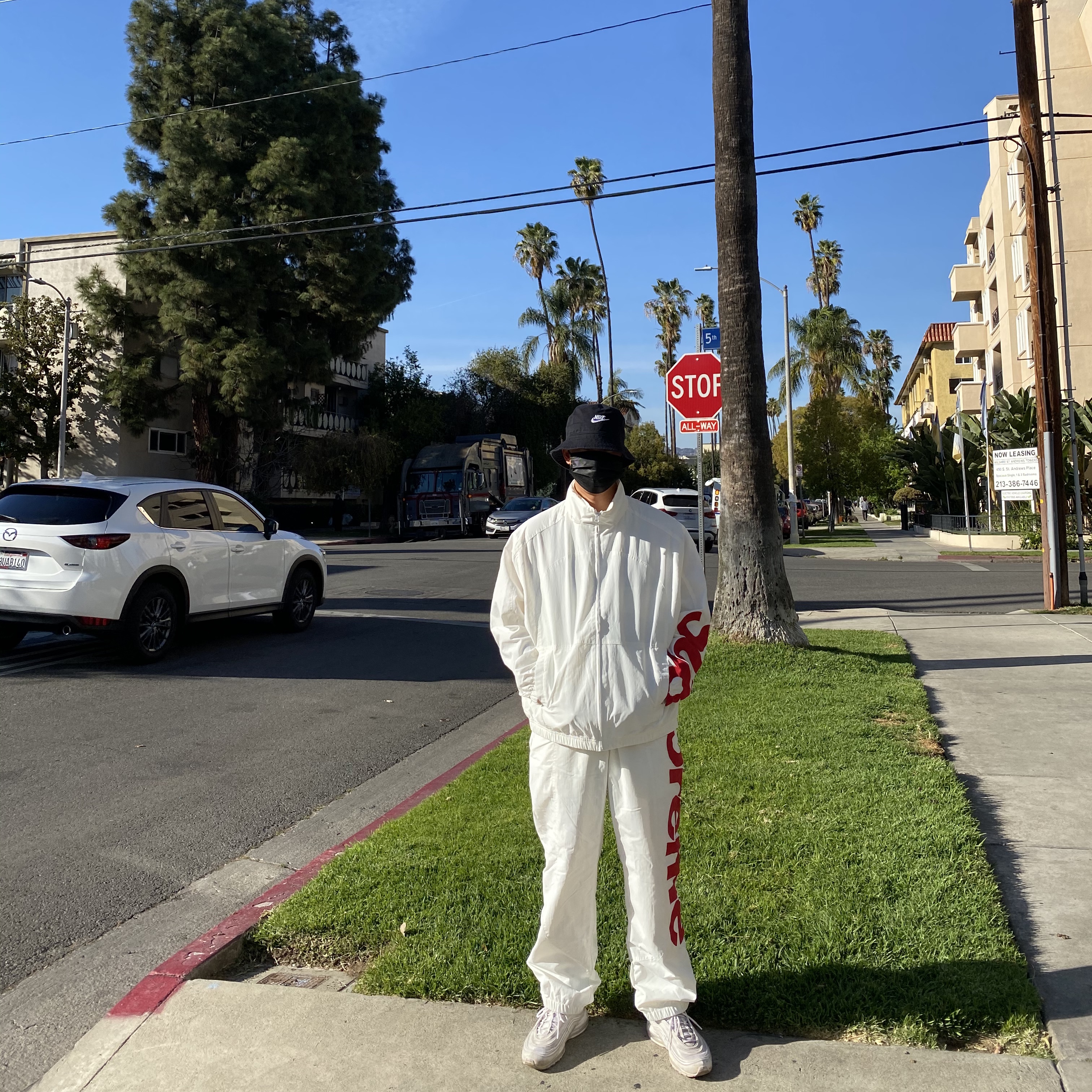 Supreme Spellout Track Jacket White - 21SS, Supreme Spellout Track Pants White - 21SS 착용 스타일 - 3