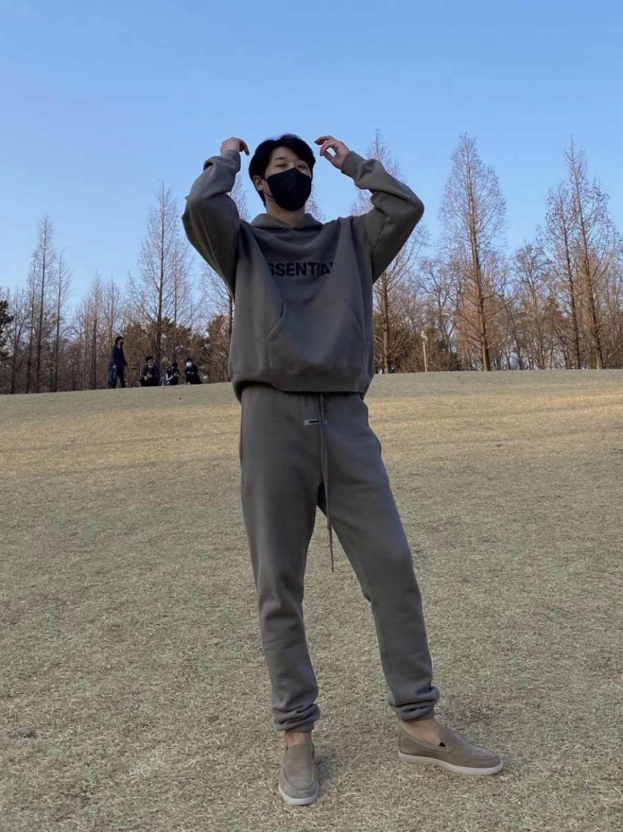 Essentials 3D Silicon Applique Pullover Hoodie Taupe - 20FW, Essentials Sweatpants Taupe - 20FW 착용 스타일 - 1