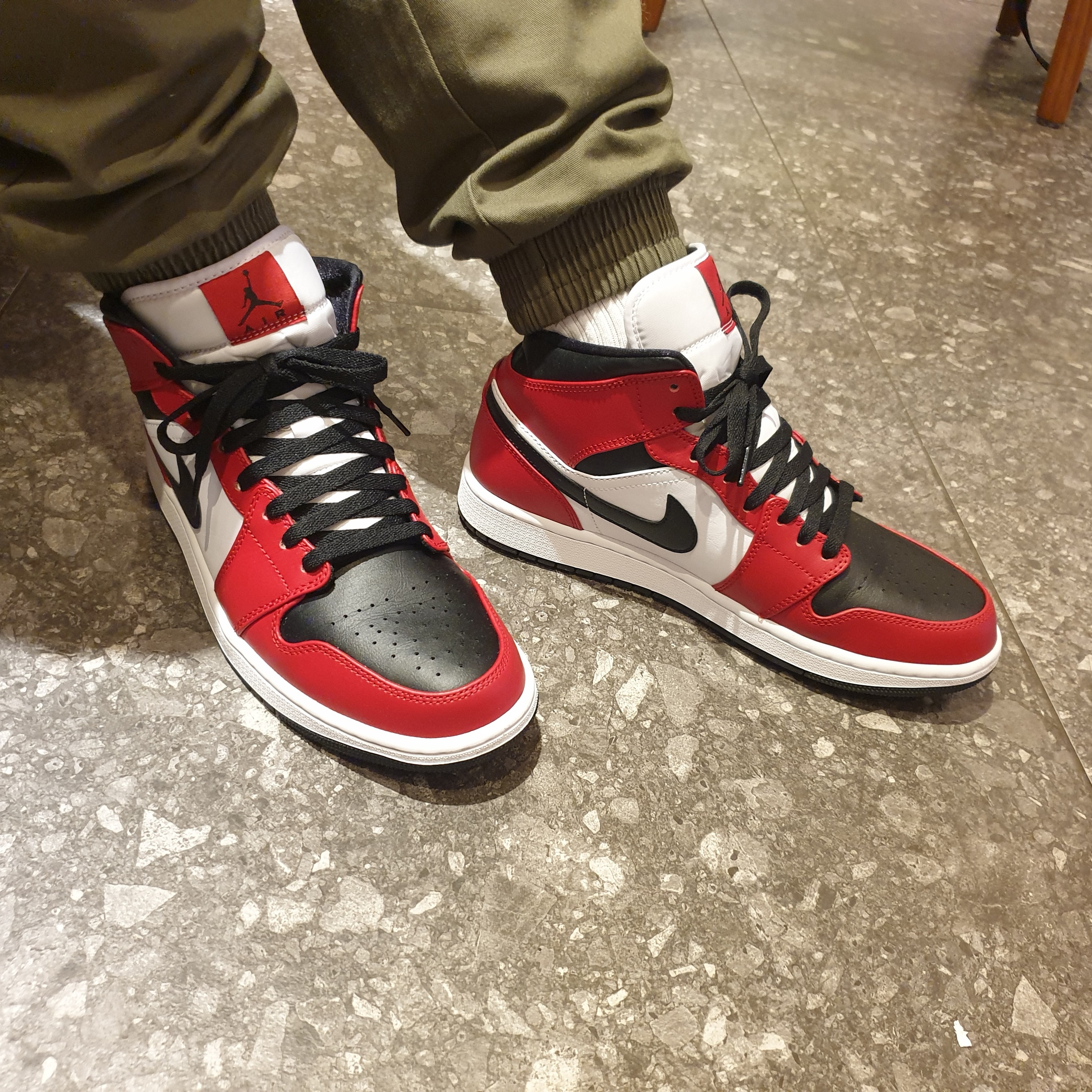 Jordan 1 Mid Chicago Black Toe 착용 스타일 - 2