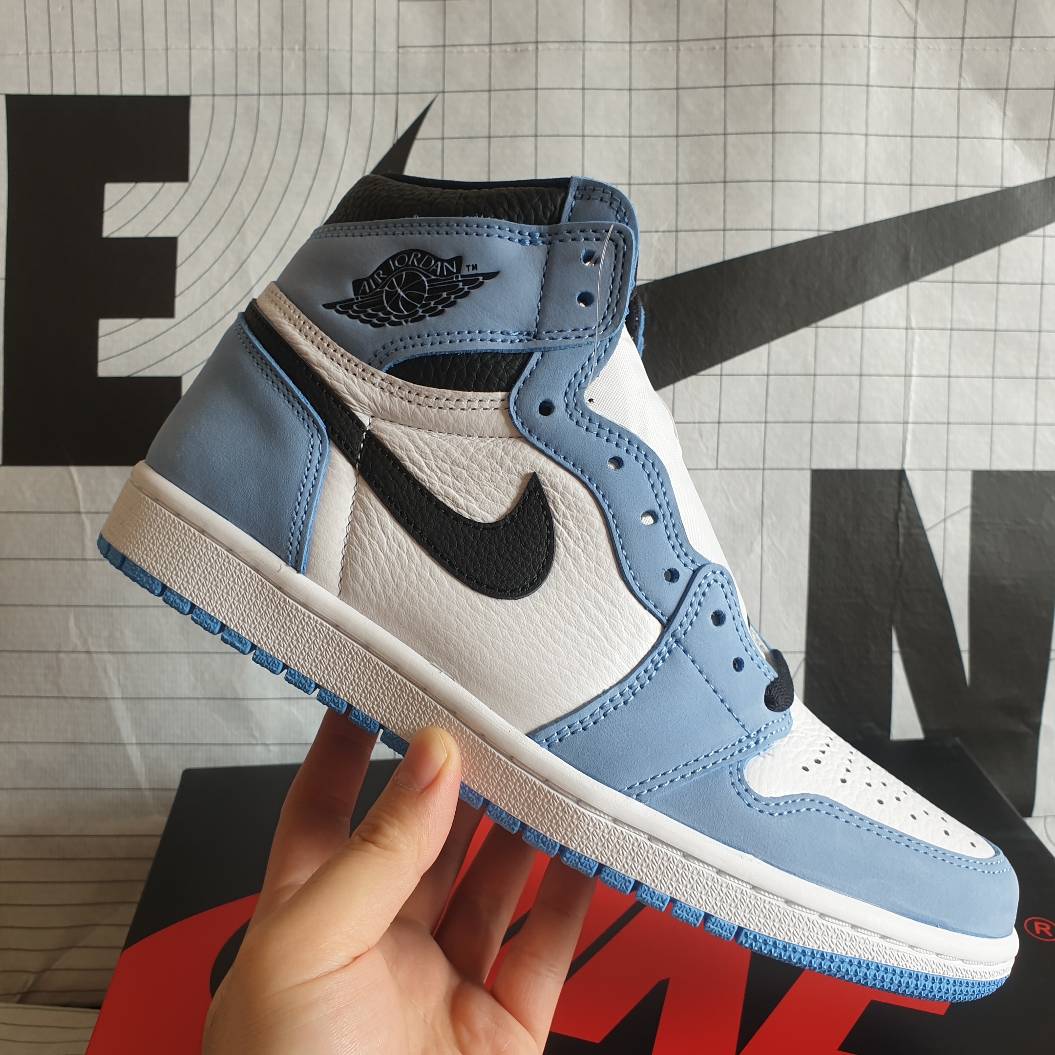 Jordan 1 Retro High OG University Blue 착용 스타일 - 1