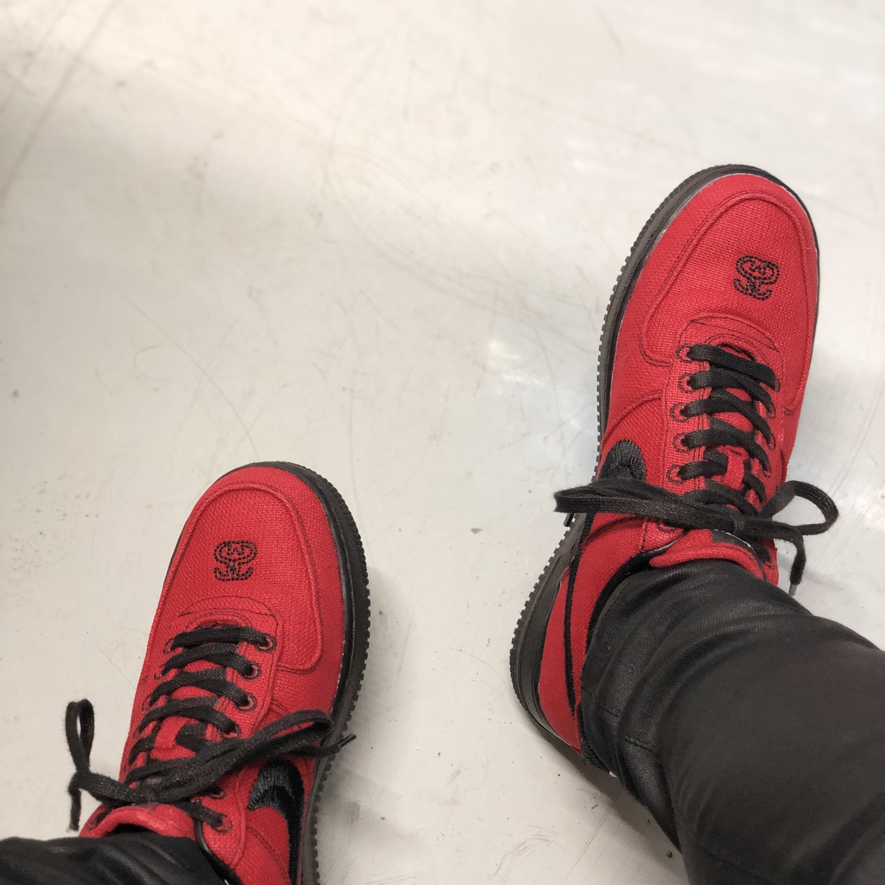 Nike x Stussy Air Force 1 Low Triple Black 착용 스타일 - 2