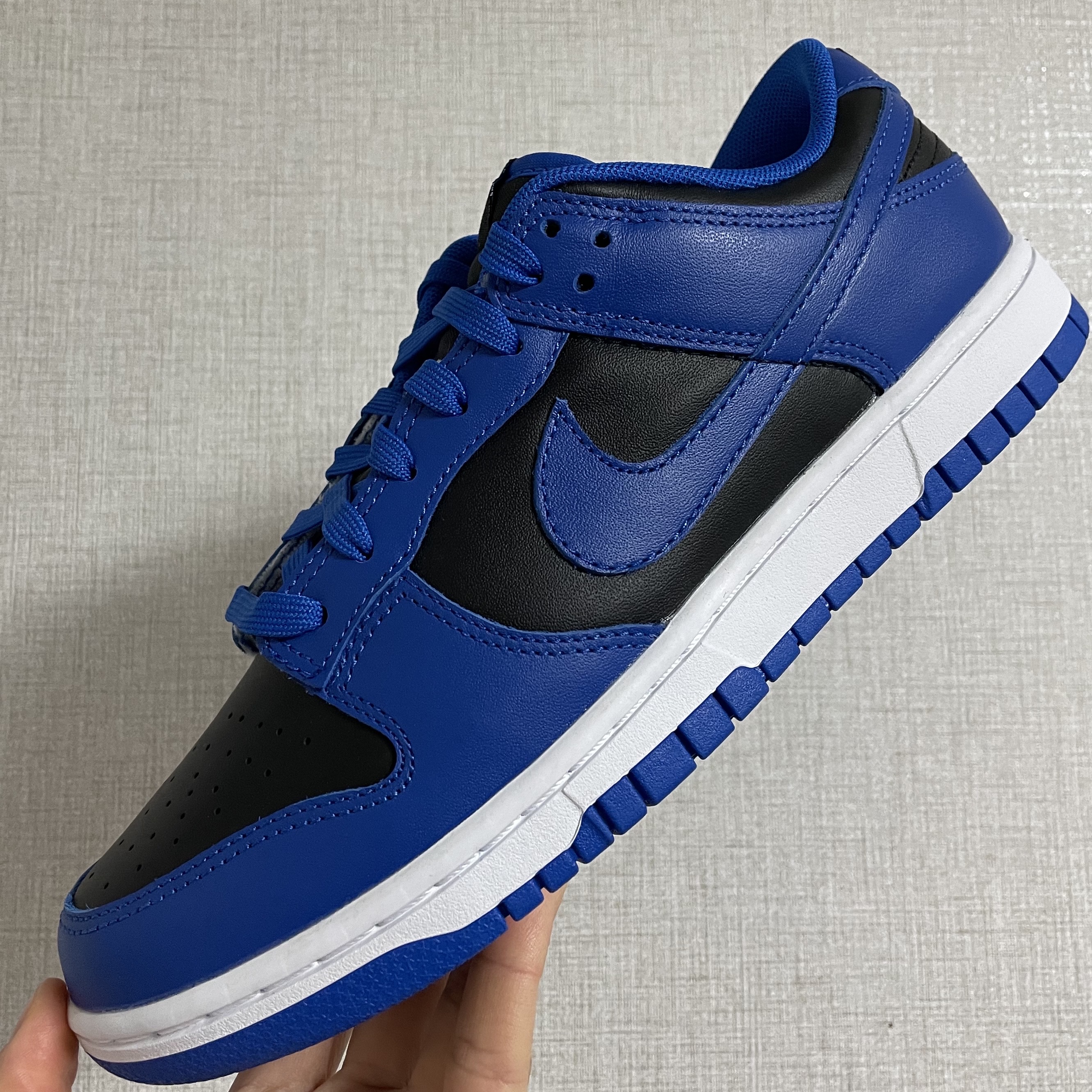 Nike Dunk Low Retro Hyper Cobalt 착용 스타일 - 3