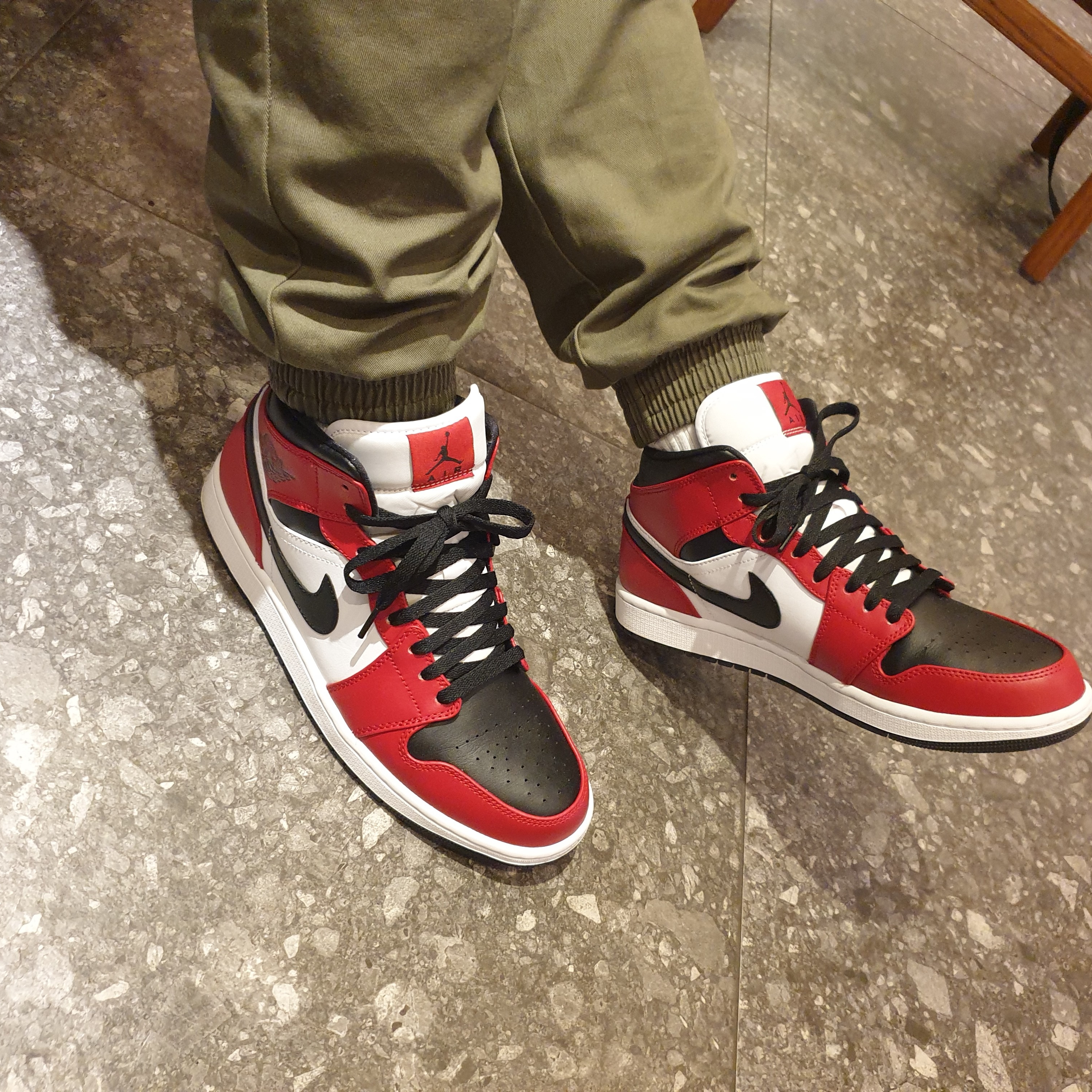 Jordan 1 Mid Chicago Black Toe 착용 스타일 - 1