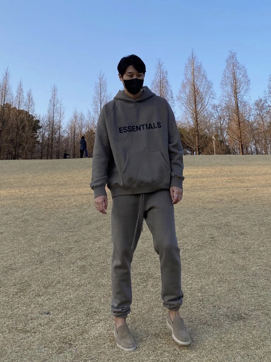 Essentials 3D Silicon Applique Pullover Hoodie Taupe - 20FW, Essentials Sweatpants Taupe - 20FW 착용 스타일 - 2