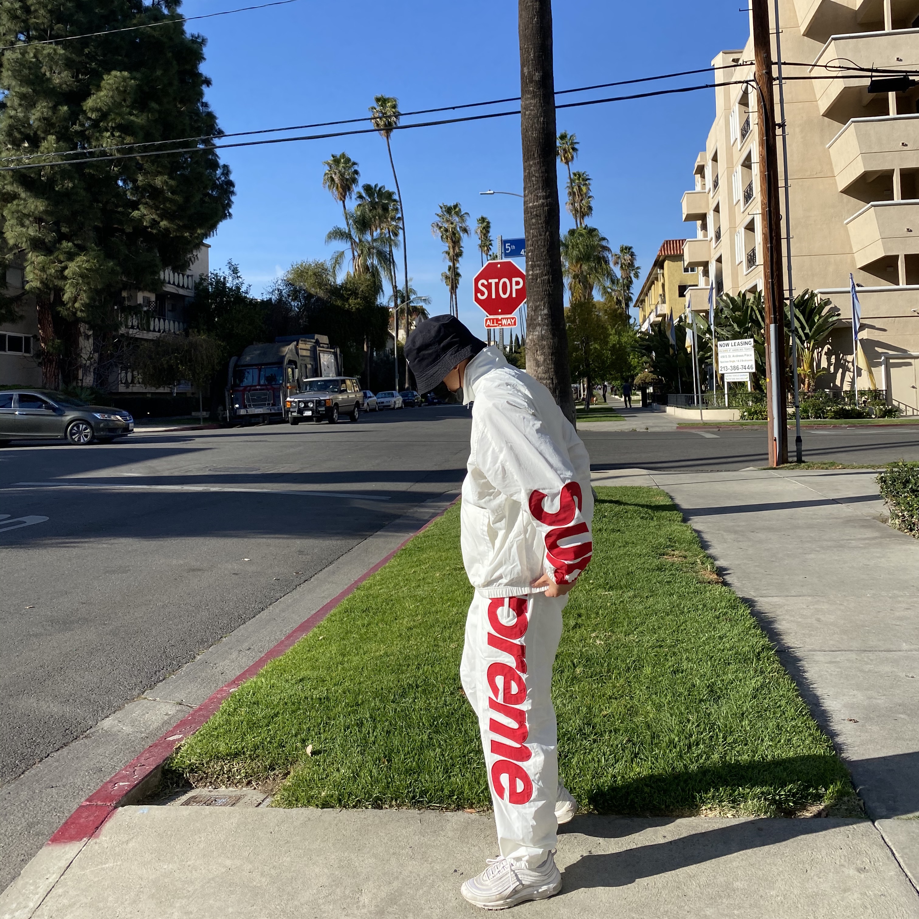 Supreme Spellout Track Jacket White - 21SS, Supreme Spellout Track Pants White - 21SS 착용 스타일 - 2