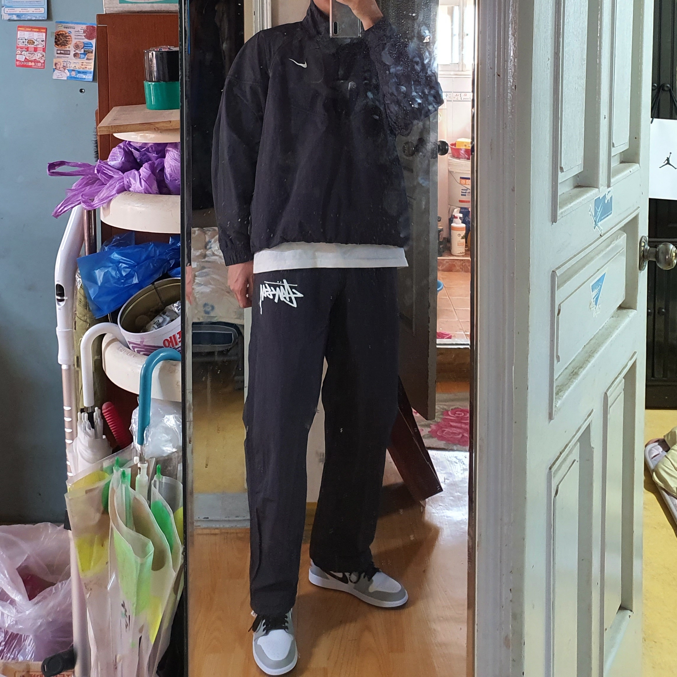 Nike x Stussy Windrunner Jacket Off Noir, Nike x Stussy Beach Pants Off Noir 착용 스타일