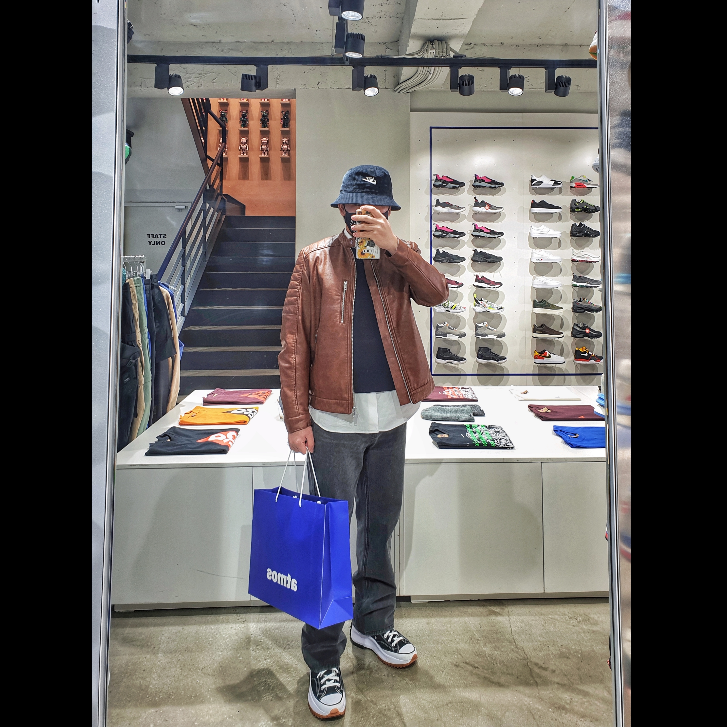 Jordan 1 Retro High OG University Blue, Converse Run Star Hike Hi Black White Gum 착용 스타일 - 4
