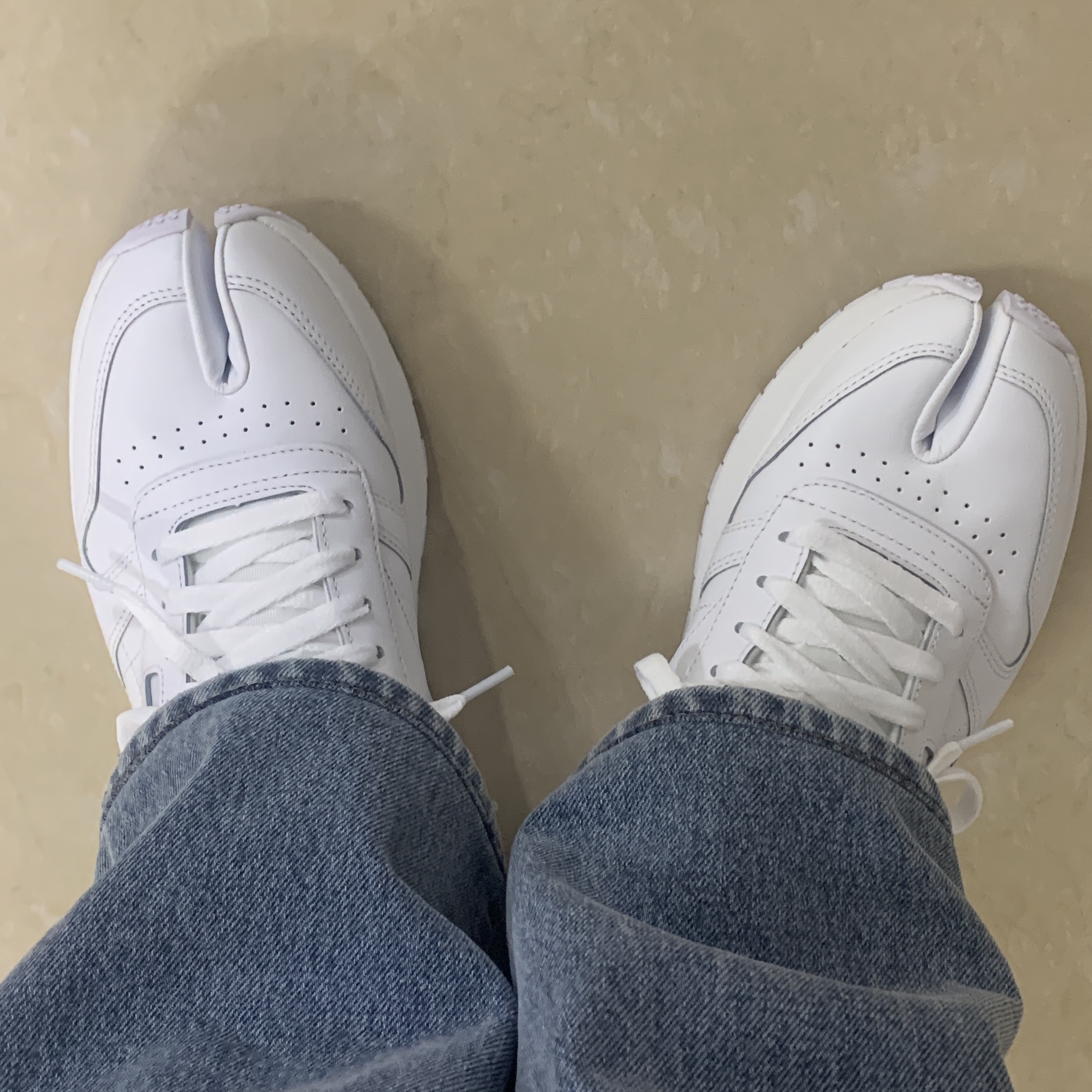 Reebok x Maison Margiela Classic Leather Tabi Shoes White 착용 스타일 - 2