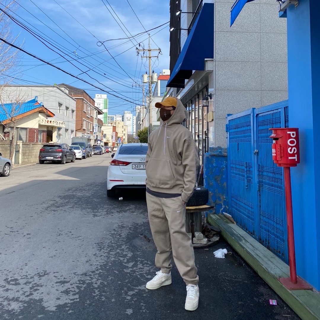 Nike x Stussy Air Force 1 Low Fossil, Nike NRG Solo Swoosh Fleece Pants Khaki - US/EU 착용 스타일 - 1