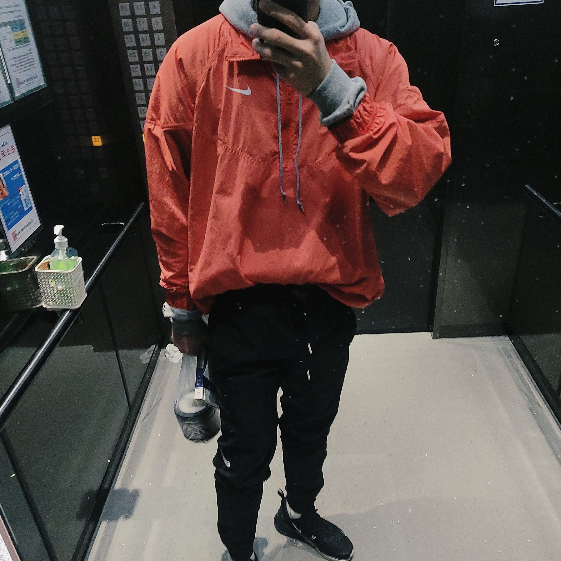 Nike x Stussy Windrunner Jacket Habanero Red 착용 스타일 - 2